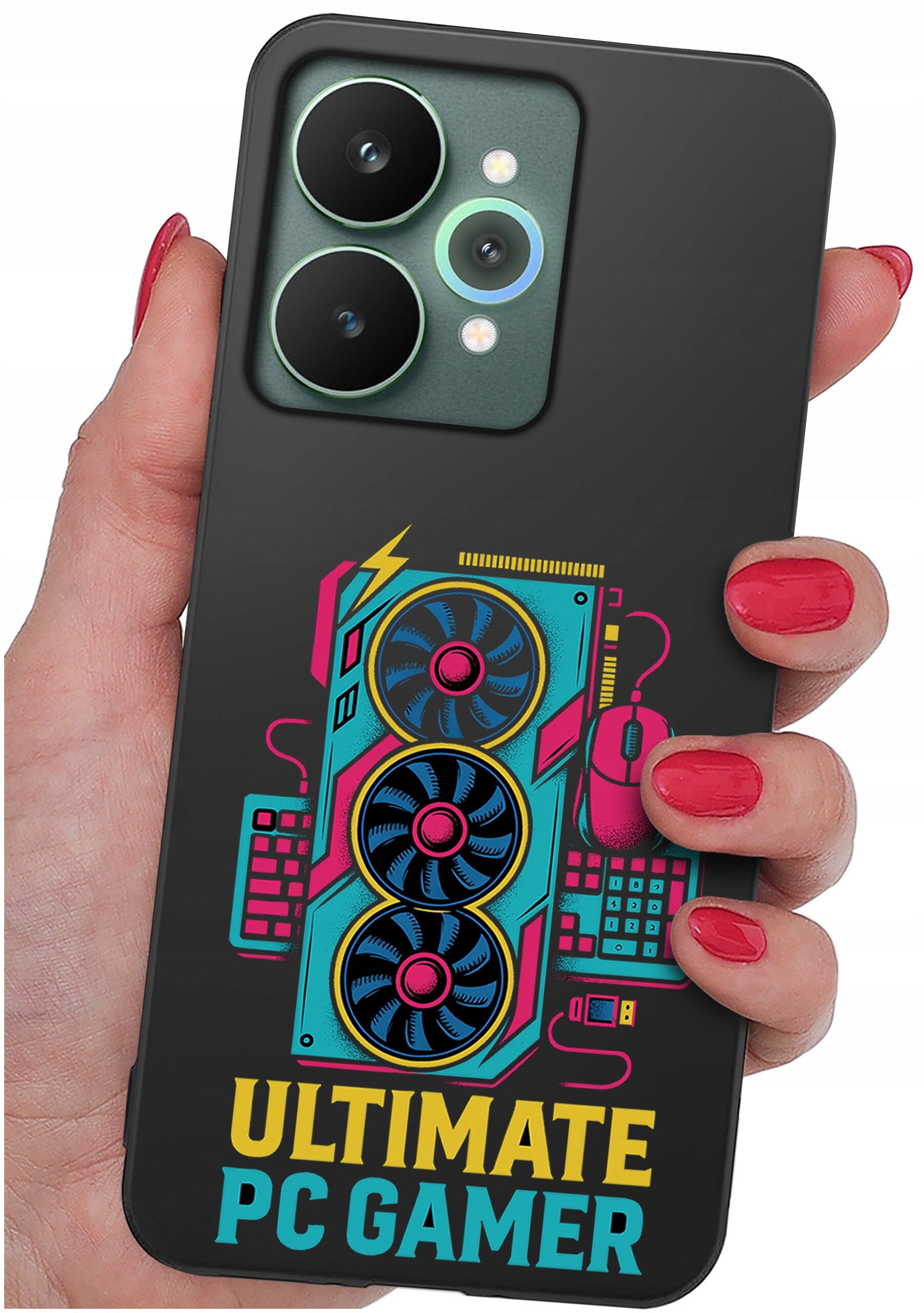 Osoba trzyma telefon w etui z kolorowym wzorem przedstawiającym elementy komputerowe i napisem \'ULTIMATE PC GAMER\'.