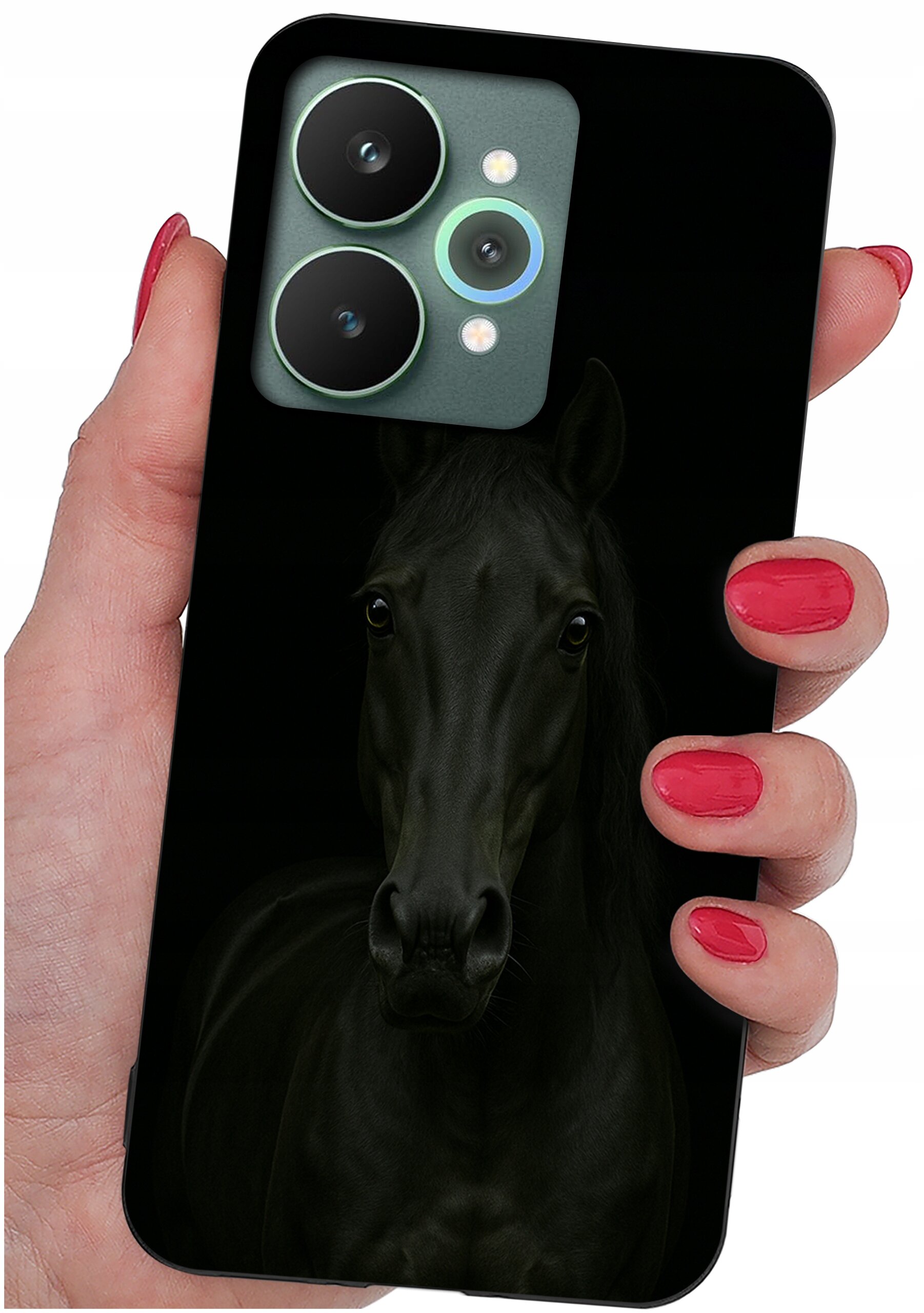 Etui na telefon z czarnym wzorem konia, trzymane w dłoni z pomalowanymi na czerwono paznokciami. Widoczne są dwa duże obiekty przypominające obiektywy aparatu.
