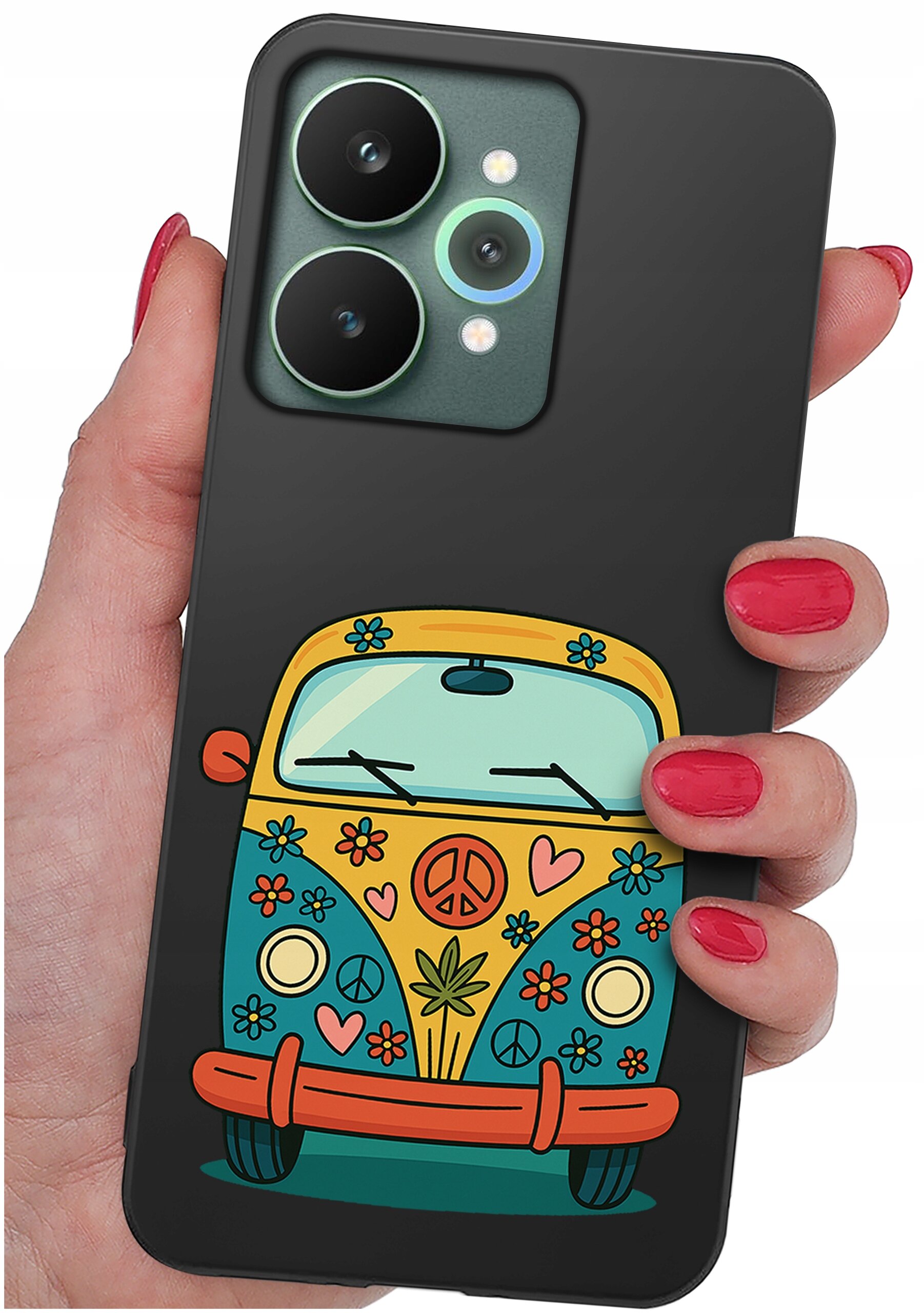 Osoba trzyma telefon z czarnym etui, na którym znajduje się kolorowy rysunek samochodu ozdobionego kwiatami i symbolami pokoju. Etui ma matowe wykończenie.