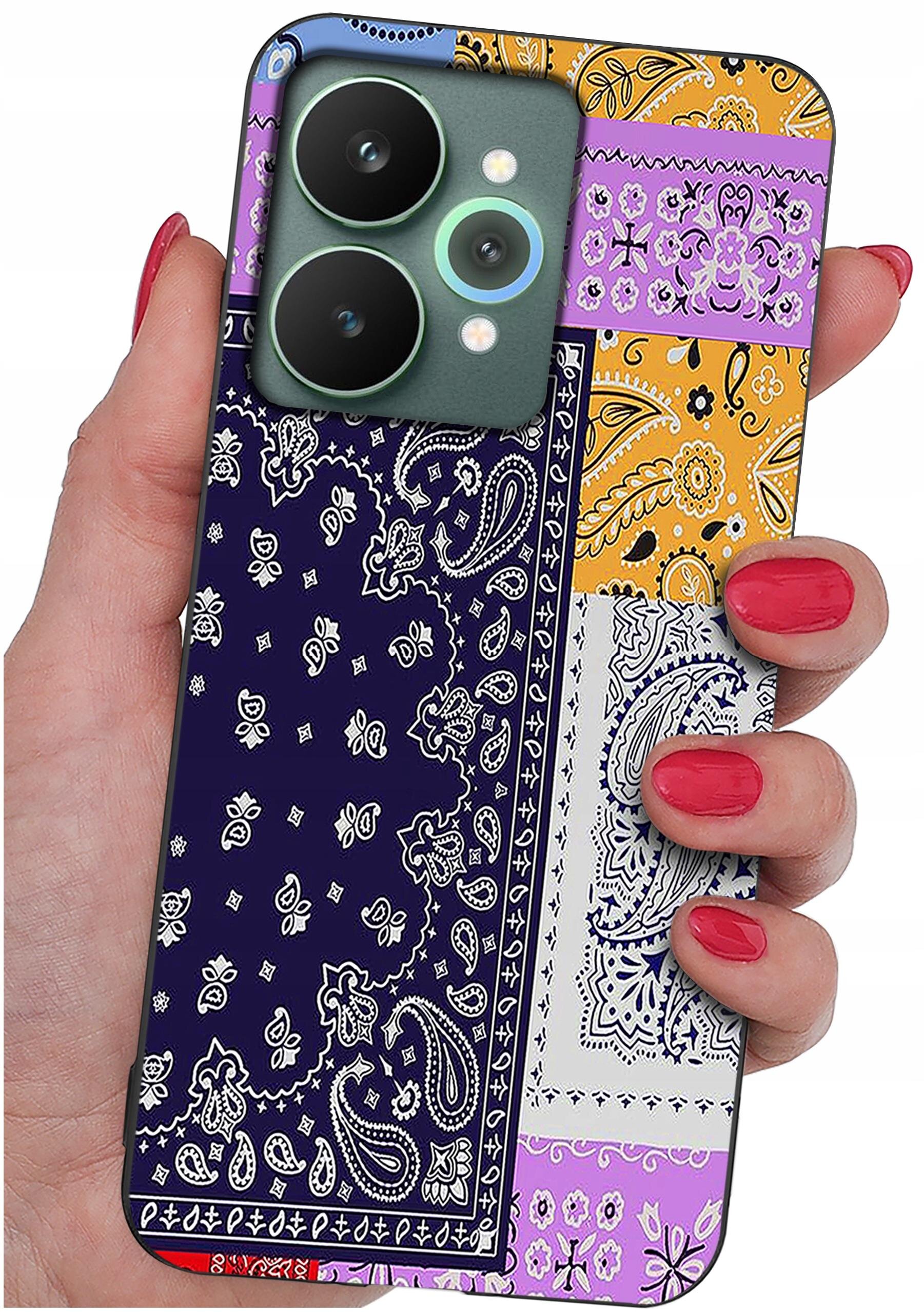 Osoba trzyma telefon z etui o wzorze paisley w kolorach granatowym, żółtym, białym i fioletowym. Etui ma wycięcia na aparat z trzema obiektywami.