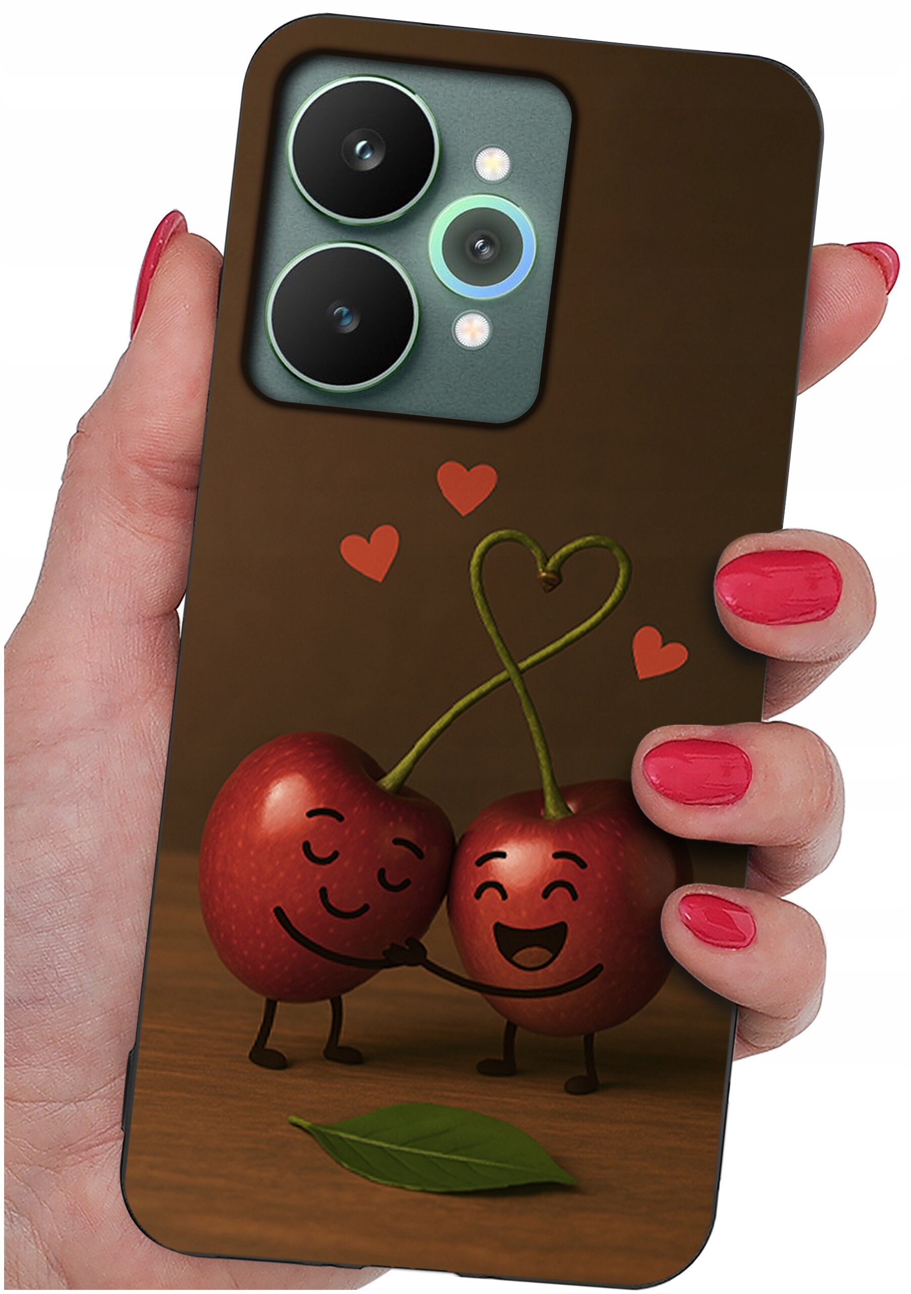 Etui na telefon z grafiką przedstawiającą dwie uśmiechnięte wiśnie z połączonymi ogonkami w kształcie serca, otoczone małymi serduszkami. Etui trzymane jest w dłoni z pomalowanymi na czerwono paznokciami.