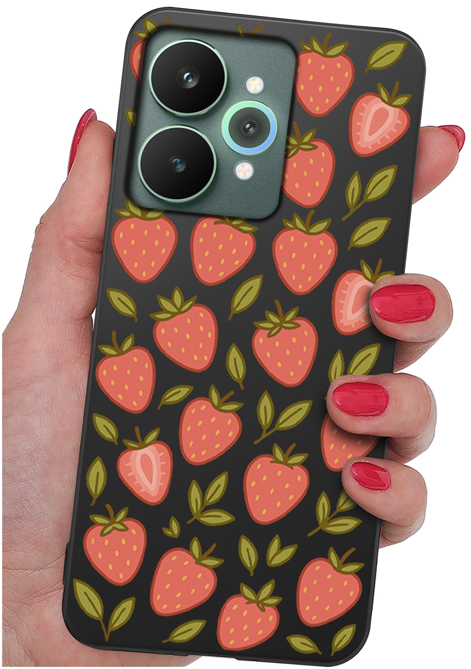 Etui na telefon z wzorem truskawek i liści, trzymane w dłoni z pomalowanymi na czerwono paznokciami. Widoczne są dwa duże obiektywy aparatu na górze etui.