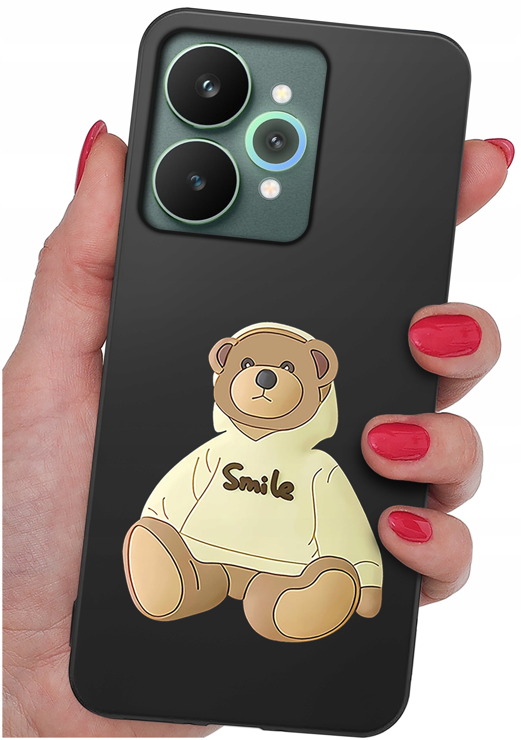 Czarna obudowa telefonu z nadrukiem misia w bluzie z napisem \'Smile\'. Obudowa jest trzymana w dłoni z pomalowanymi na czerwono paznokciami.
