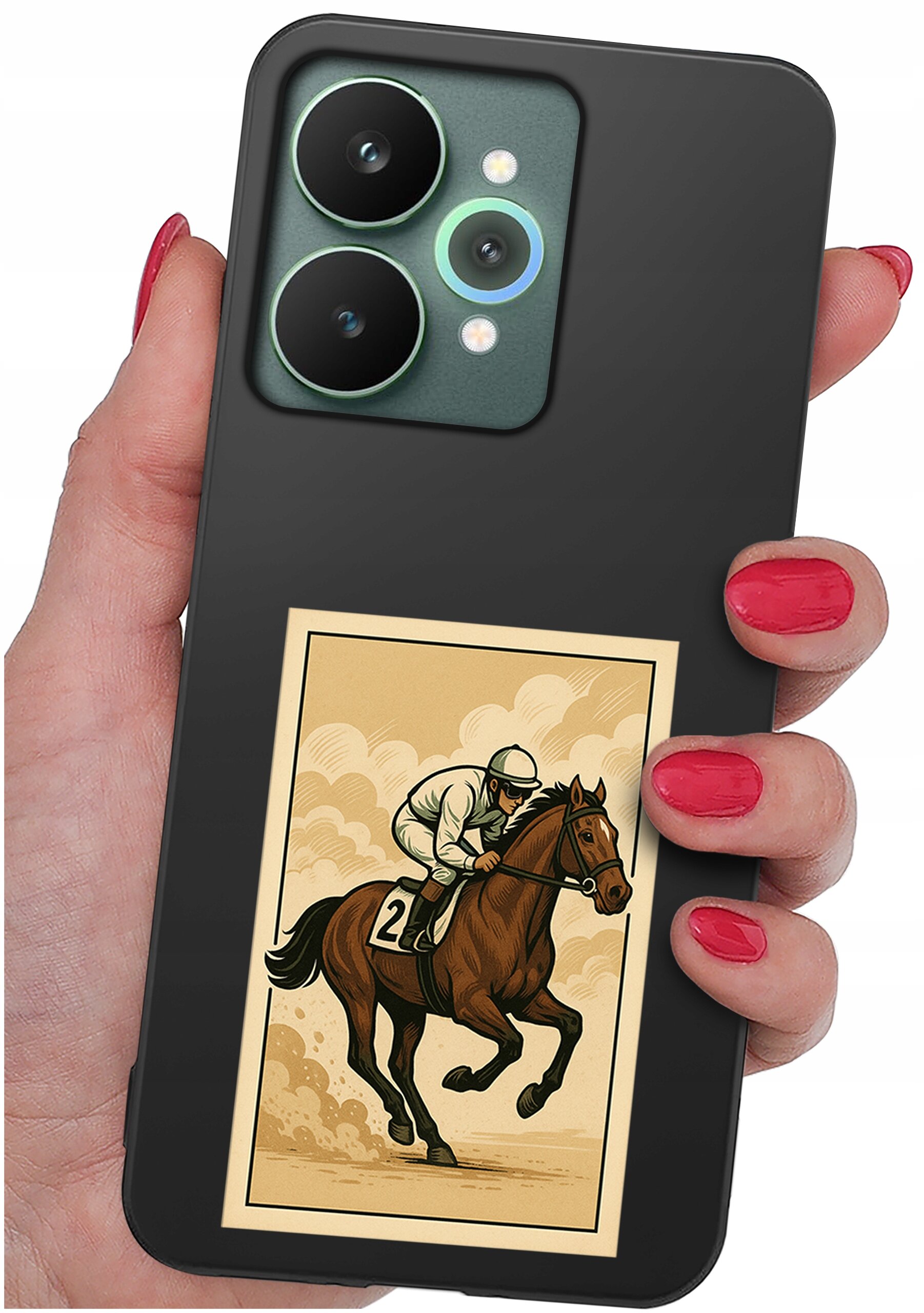 Osoba trzyma telefon z czarnym etui, na którym znajduje się ilustracja przedstawiająca jeźdźca na koniu z numerem 2. Etui ma matowe wykończenie i wycięcia na aparaty fotograficzne.