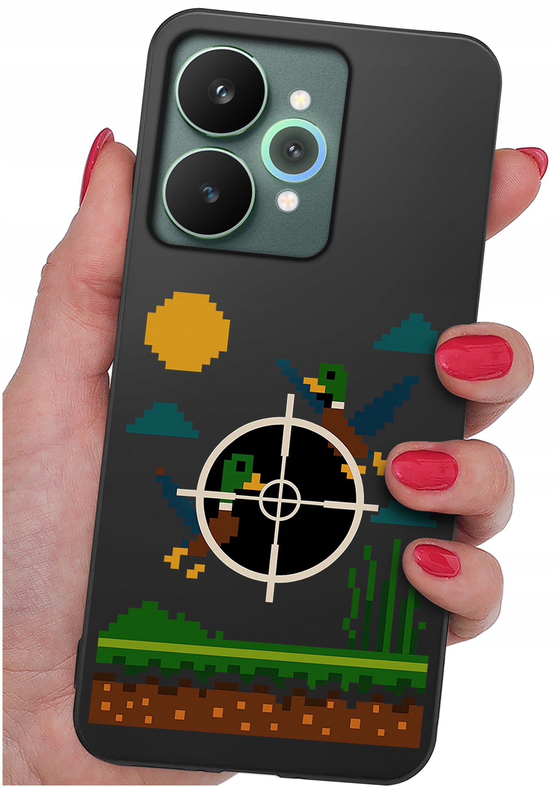Osoba trzyma telefon z czarnym etui, na którym znajduje się pikselowy wzór przedstawiający dwie kaczki w locie oraz celownik. Etui ma wycięcia na dwa duże obiektywy aparatu i mniejsze elementy.