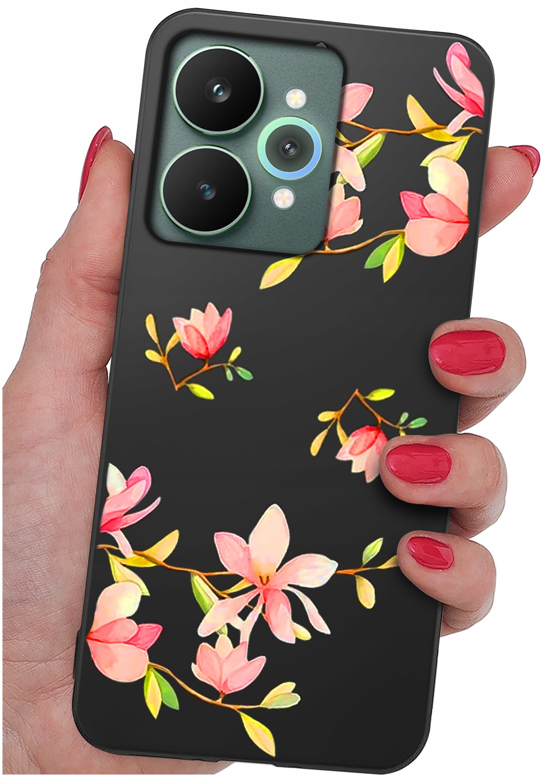 Osoba trzyma telefon z czarnym etui ozdobionym wzorem różowych kwiatów i zielonych liści. Etui ma wycięcia na aparat z trzema obiektywami.