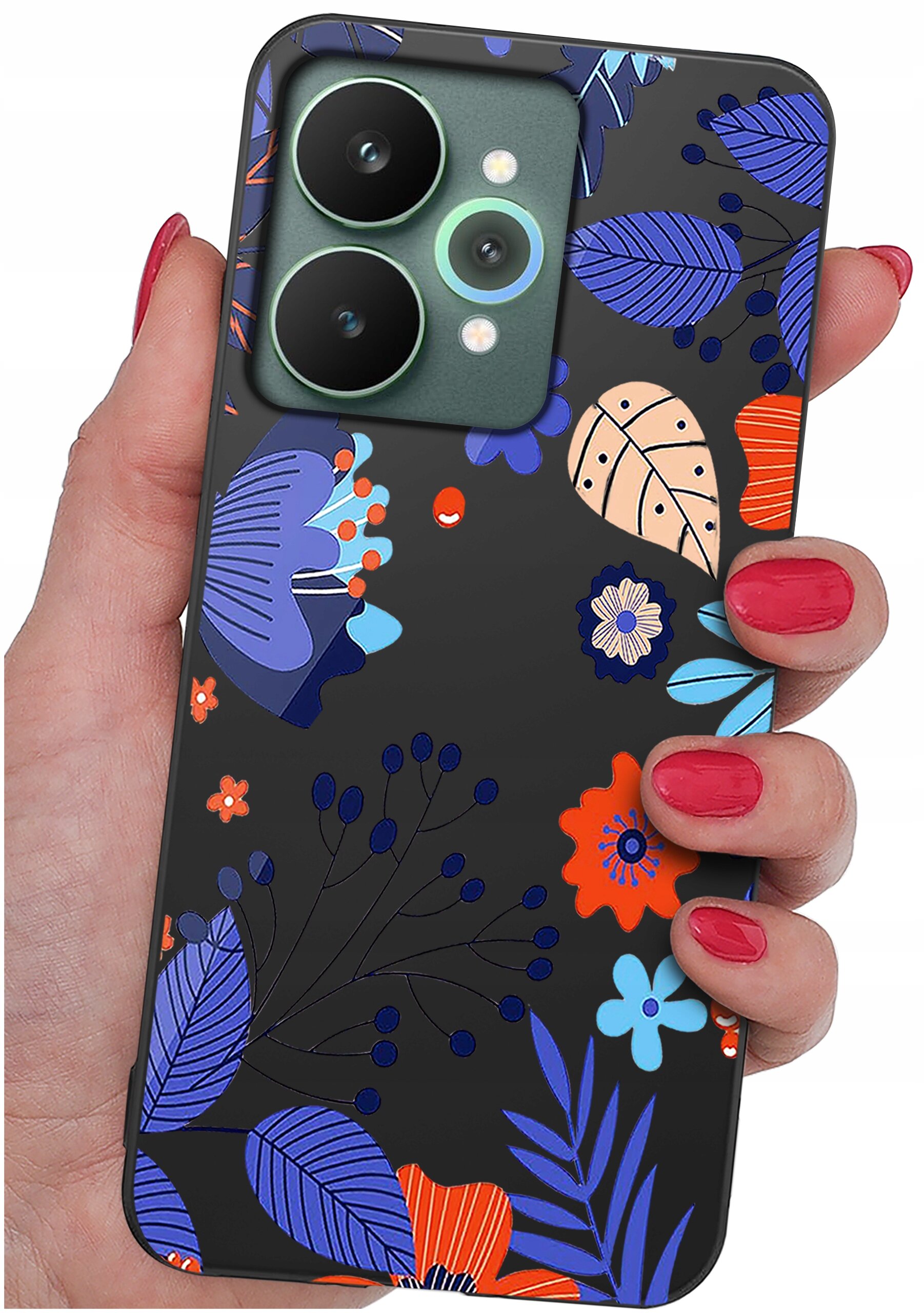 Osoba trzyma telefon w etui z kolorowym wzorem liści i kwiatów na ciemnym tle. Etui ma wycięcia na aparat z trzema obiektywami.