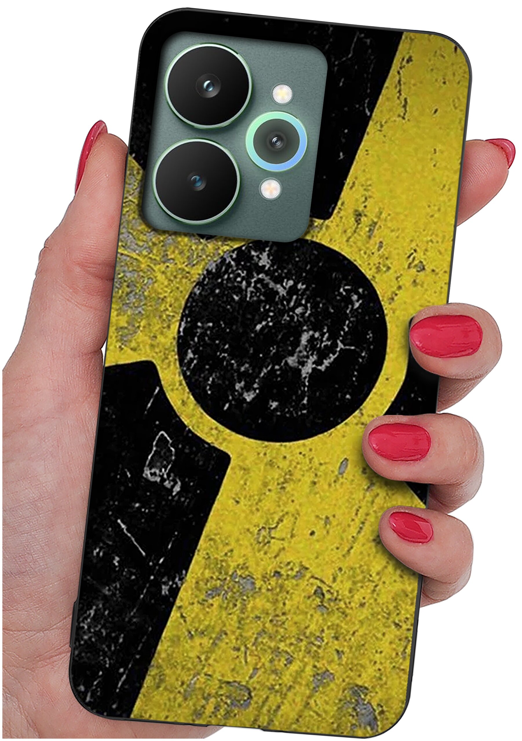 Osoba trzyma telefon z etui o wzorze przypominającym znak ostrzegawczy z czarnym okręgiem na żółtym tle. Etui ma wycięcia na trzy obiektywy aparatu i lampę błyskową.