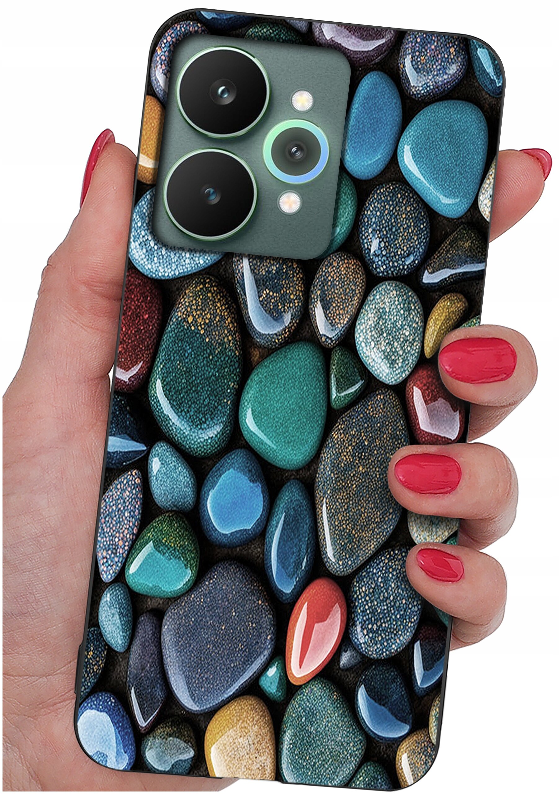 Etui na telefon z wzorem kolorowych kamieni, trzymane w dłoni z pomalowanymi na czerwono paznokciami. Widoczne są trzy duże otwory na aparaty fotograficzne.