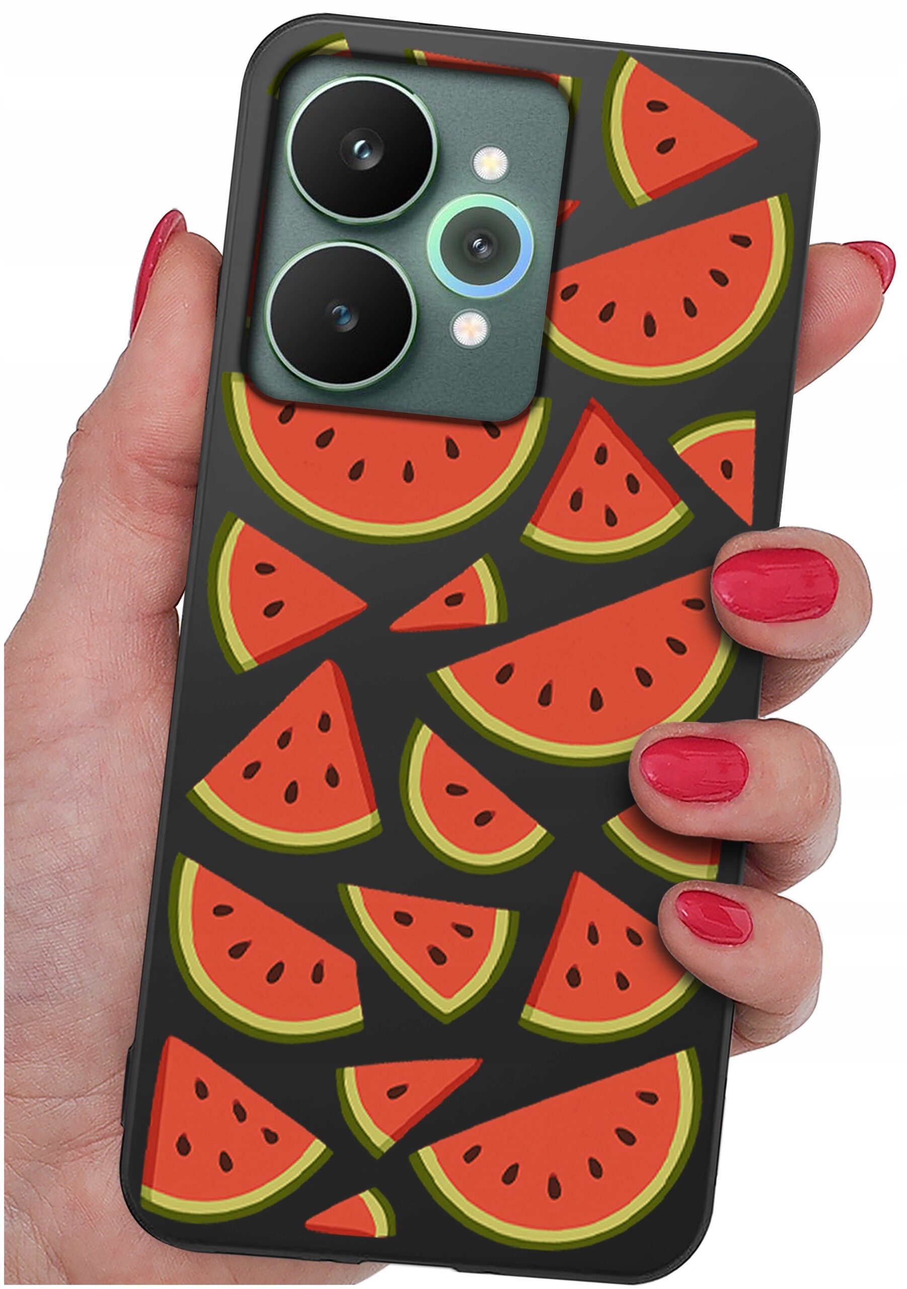 Etui na telefon z wzorem kawałków arbuza trzymane w dłoni z pomalowanymi na czerwono paznokciami. Etui ma wycięcia na aparat z trzema obiektywami.