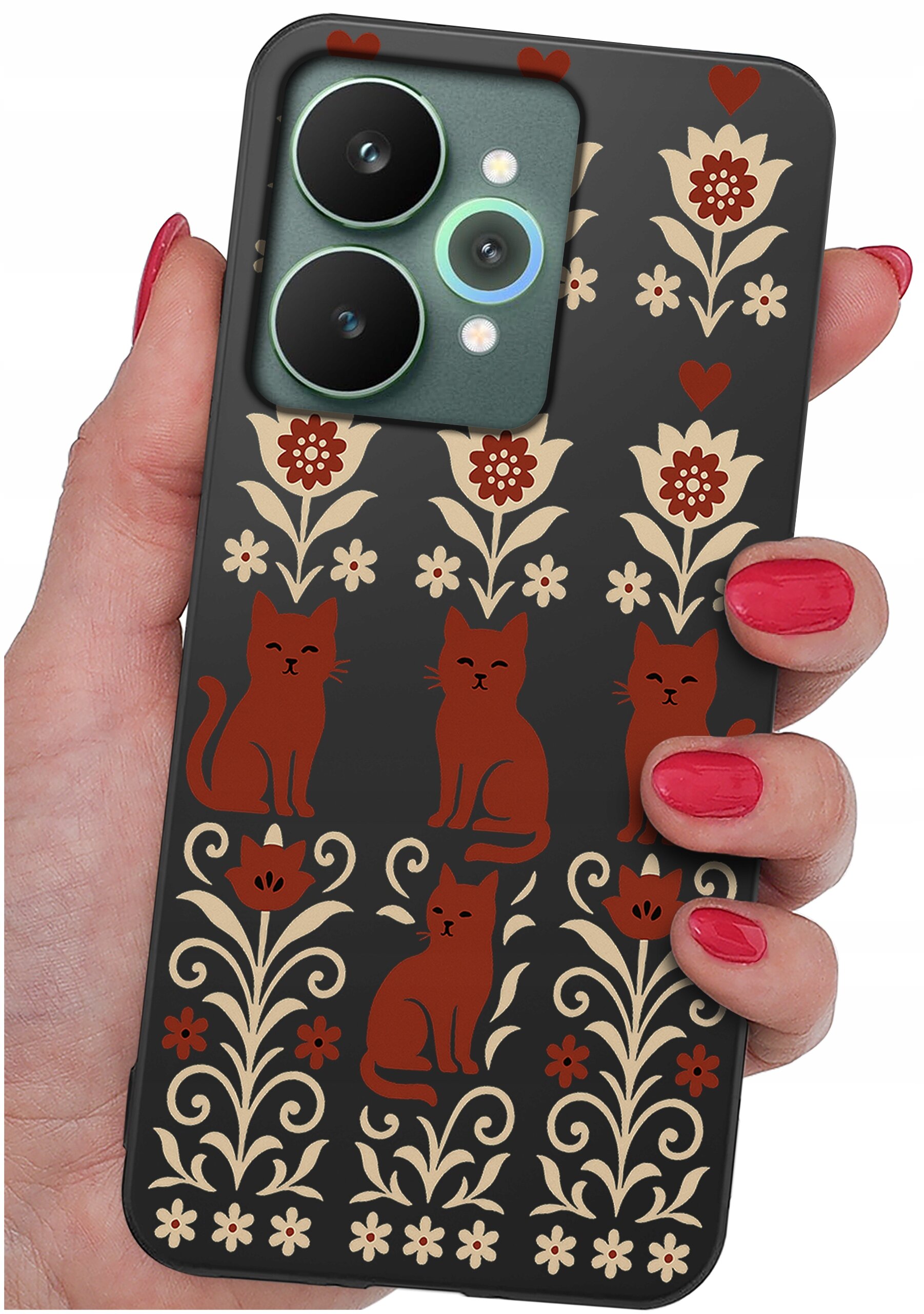 Etui na telefon z wzorem przedstawiającym brązowe koty i kwiaty na ciemnym tle, trzymane w dłoni z pomalowanymi na czerwono paznokciami.