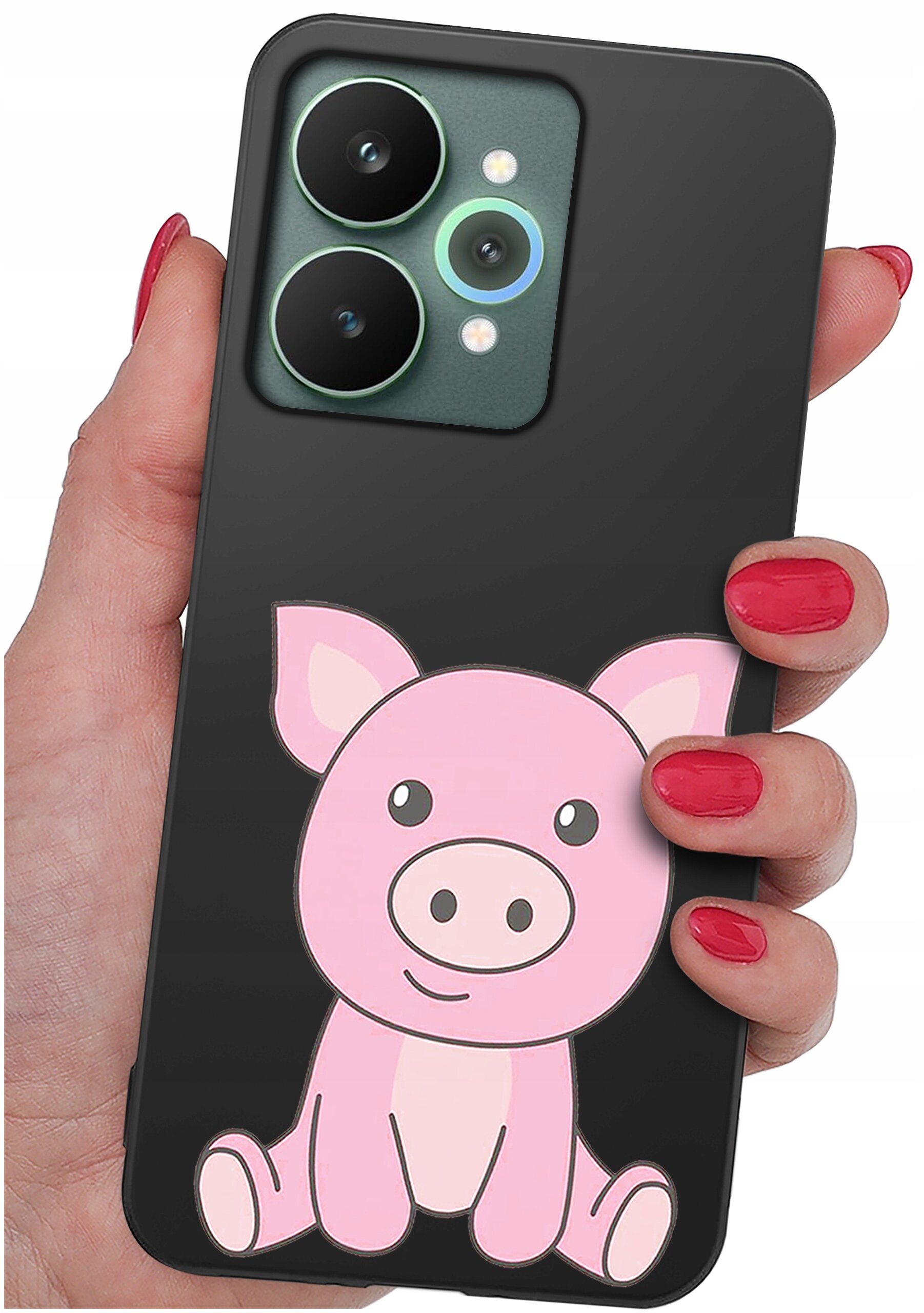 Czarna obudowa telefonu z nadrukiem różowej świnki trzymana w dłoni z pomalowanymi na czerwono paznokciami. Widoczne są dwa duże obiektywy aparatu.