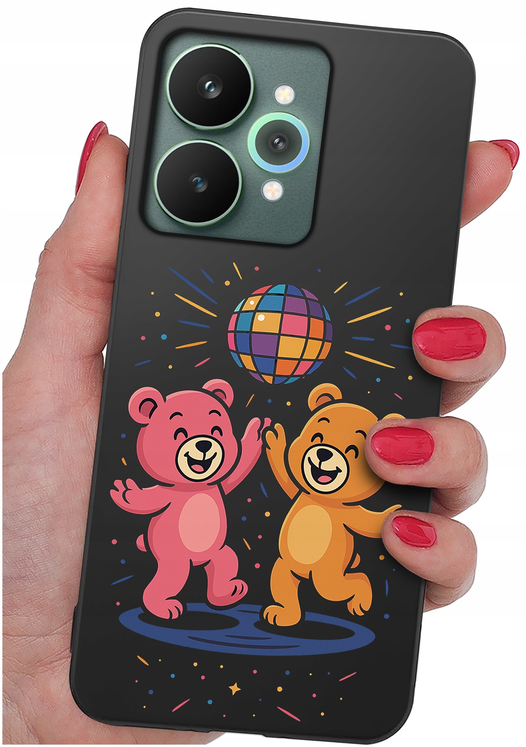 Etui na telefon z grafiką dwóch uśmiechniętych misiów i kolorowej kuli dyskotekowej, trzymane w dłoni z pomalowanymi na czerwono paznokciami.