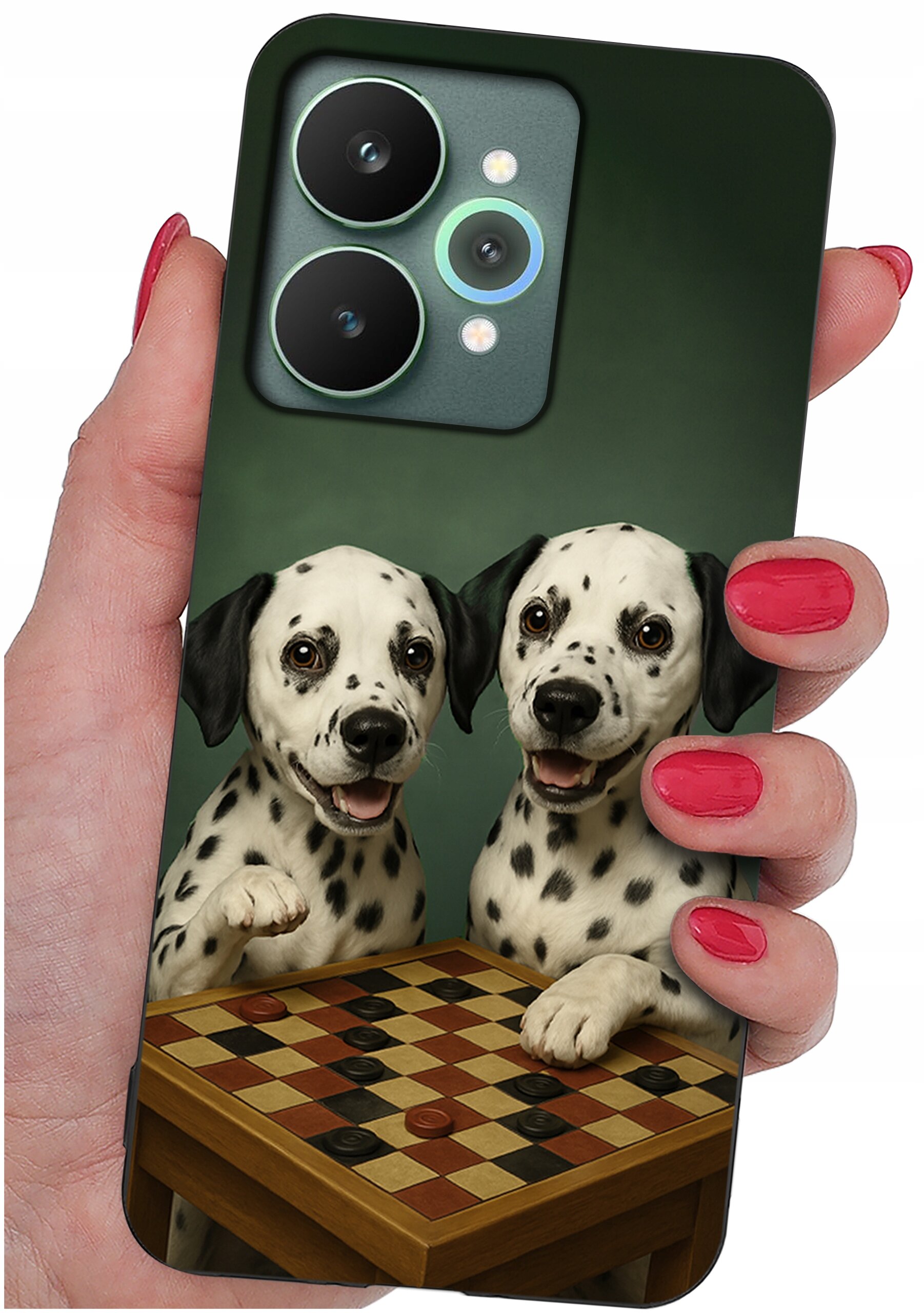 Etui na telefon z nadrukiem dwóch dalmatyńczyków siedzących przy planszy do gry w warcaby. Etui jest trzymane w dłoni z pomalowanymi na czerwono paznokciami.
