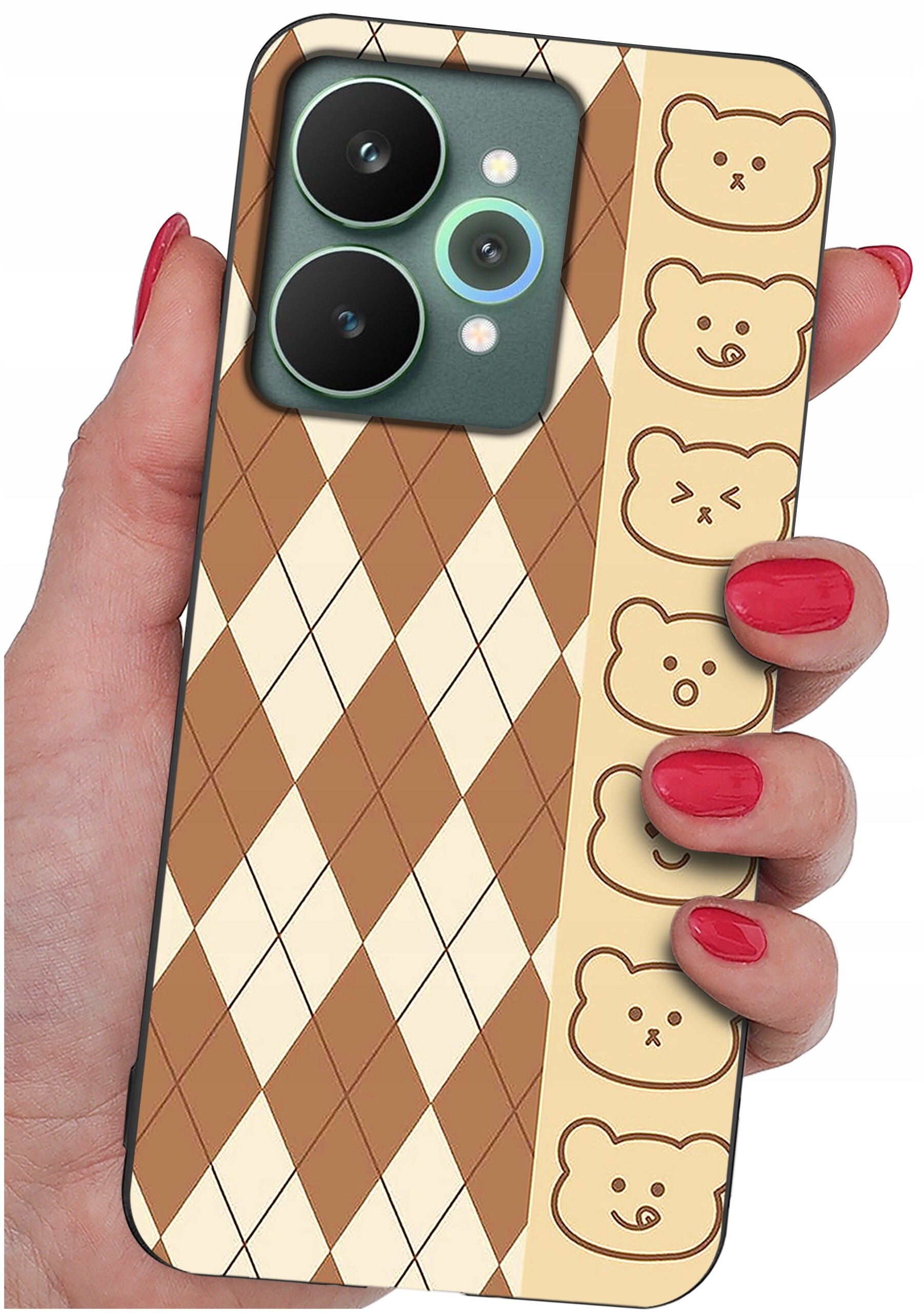 Etui na telefon z wzorem w romby w kolorach brązowym i kremowym oraz rysunkami misiów po boku. Etui trzymane jest w dłoni z pomalowanymi na czerwono paznokciami.