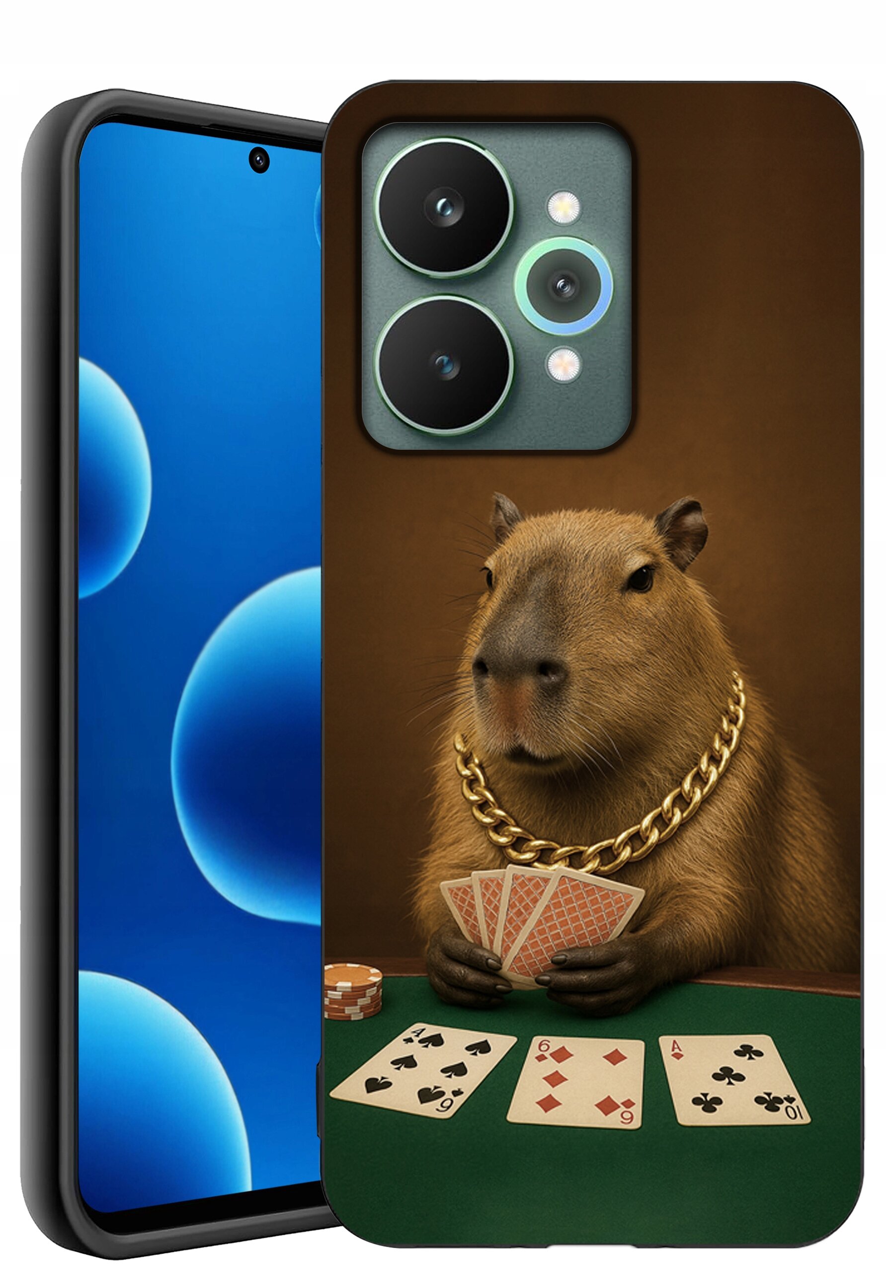 Etui na telefon z grafiką przedstawiającą kapibarę w złotym łańcuchu, trzymającą karty do gry przy stole pokerowym. Obok widoczny jest telefon z niebieskim ekranem i trzema aparatami z tyłu.