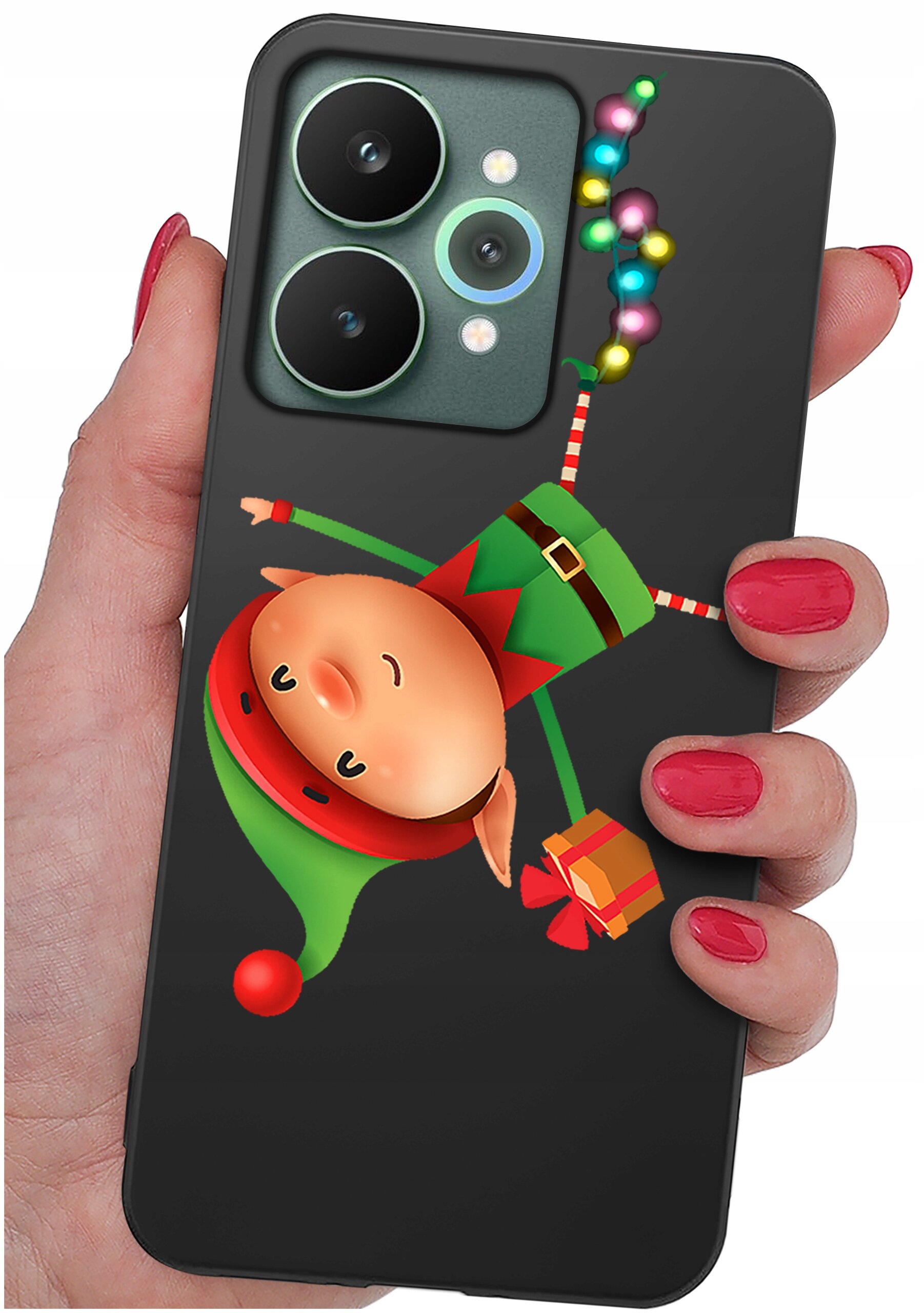 Etui na telefon z motywem świątecznego elfa trzymającego prezent, z kolorowymi światełkami w tle. Etui jest trzymane w dłoni z pomalowanymi na czerwono paznokciami.
