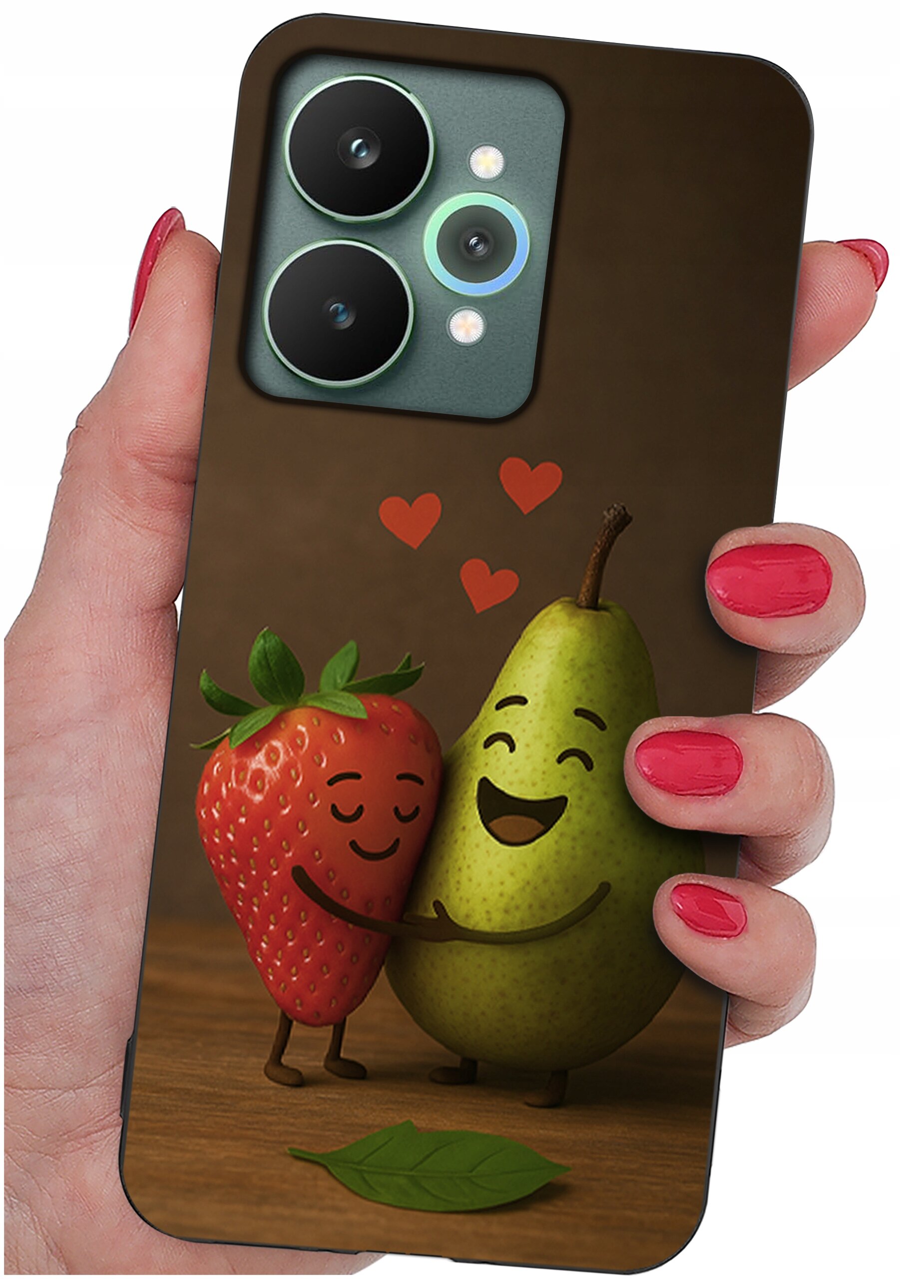 Etui na telefon z grafiką przedstawiającą uśmiechniętą truskawkę i gruszkę przytulające się, z trzema czerwonymi serduszkami nad nimi. Etui jest trzymane w dłoni z pomalowanymi na czerwono paznokciami.