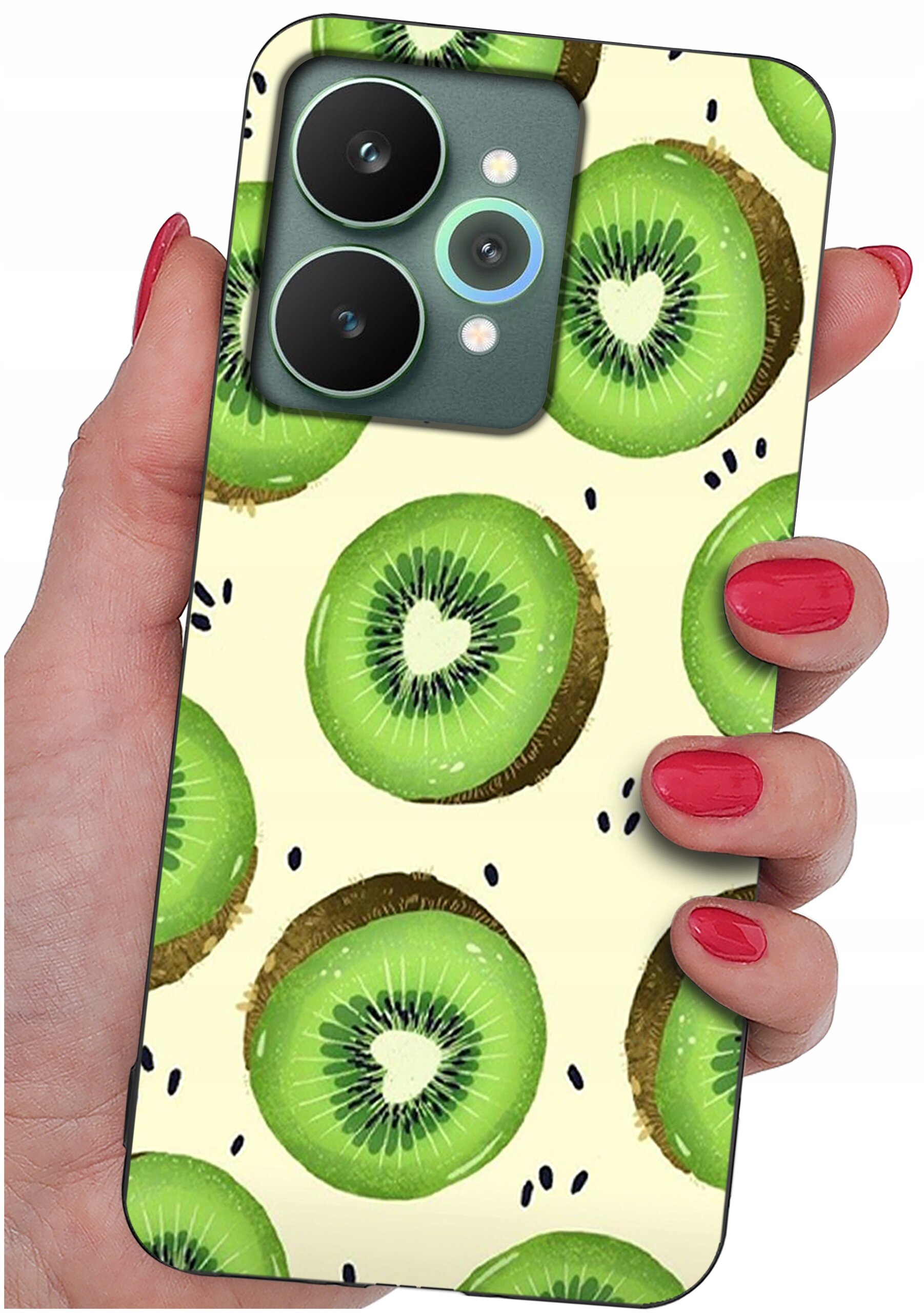 Etui na telefon z wzorem przedstawiającym plasterki kiwi, trzymane w dłoni z pomalowanymi na czerwono paznokciami. Aparat telefonu jest widoczny w lewym górnym rogu etui.
