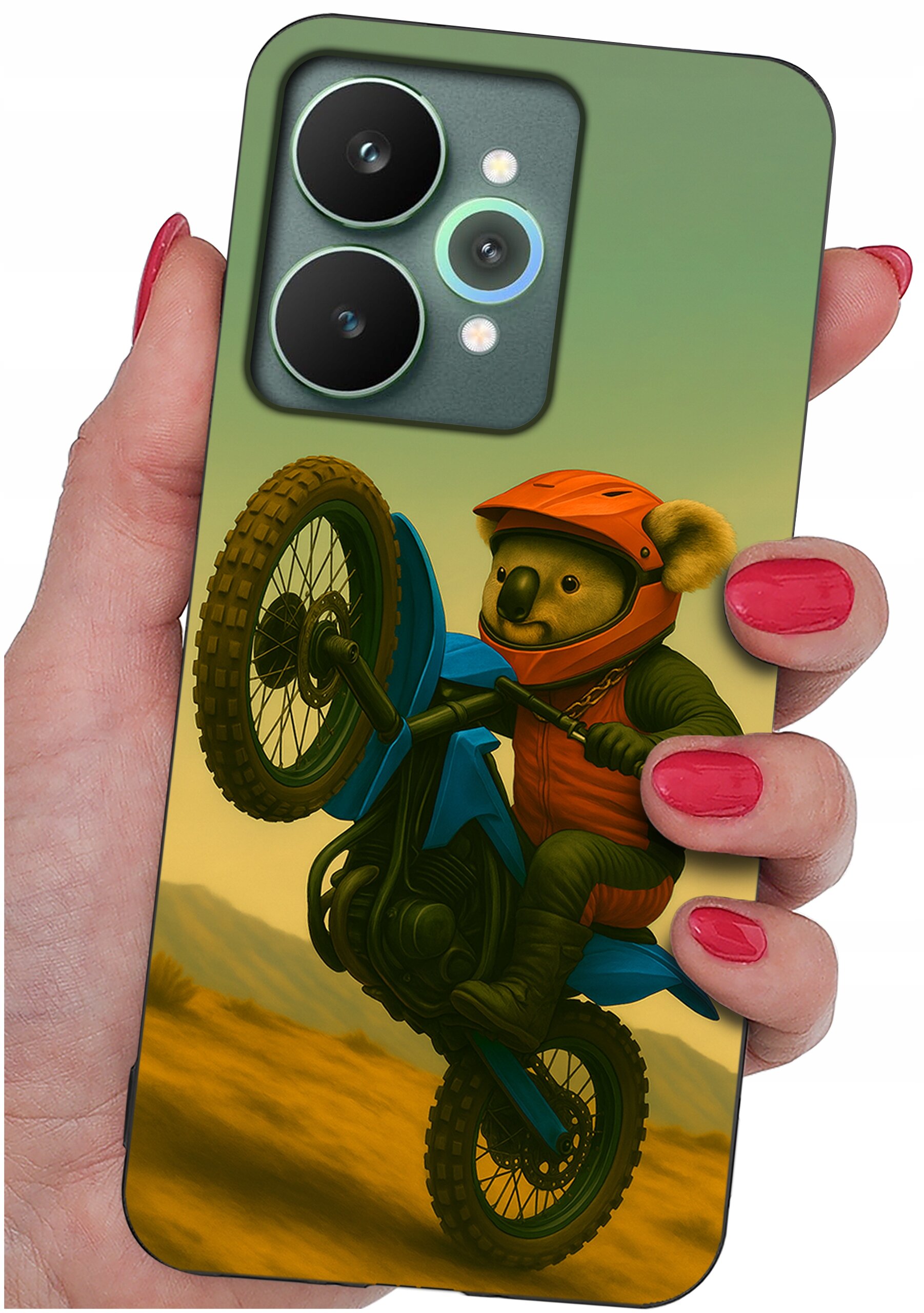 Etui na telefon z nadrukiem koali na motocyklu w kasku, trzymane w dłoni z pomalowanymi na czerwono paznokciami. W tle widoczny jest krajobraz pustynny.