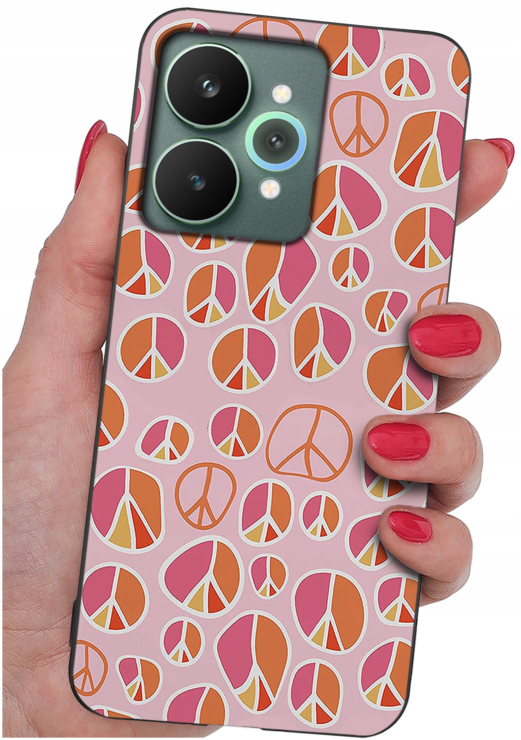 Etui na telefon z wzorem symboli pokoju w kolorach różowym i pomarańczowym, trzymane w dłoni z pomalowanymi na czerwono paznokciami.
