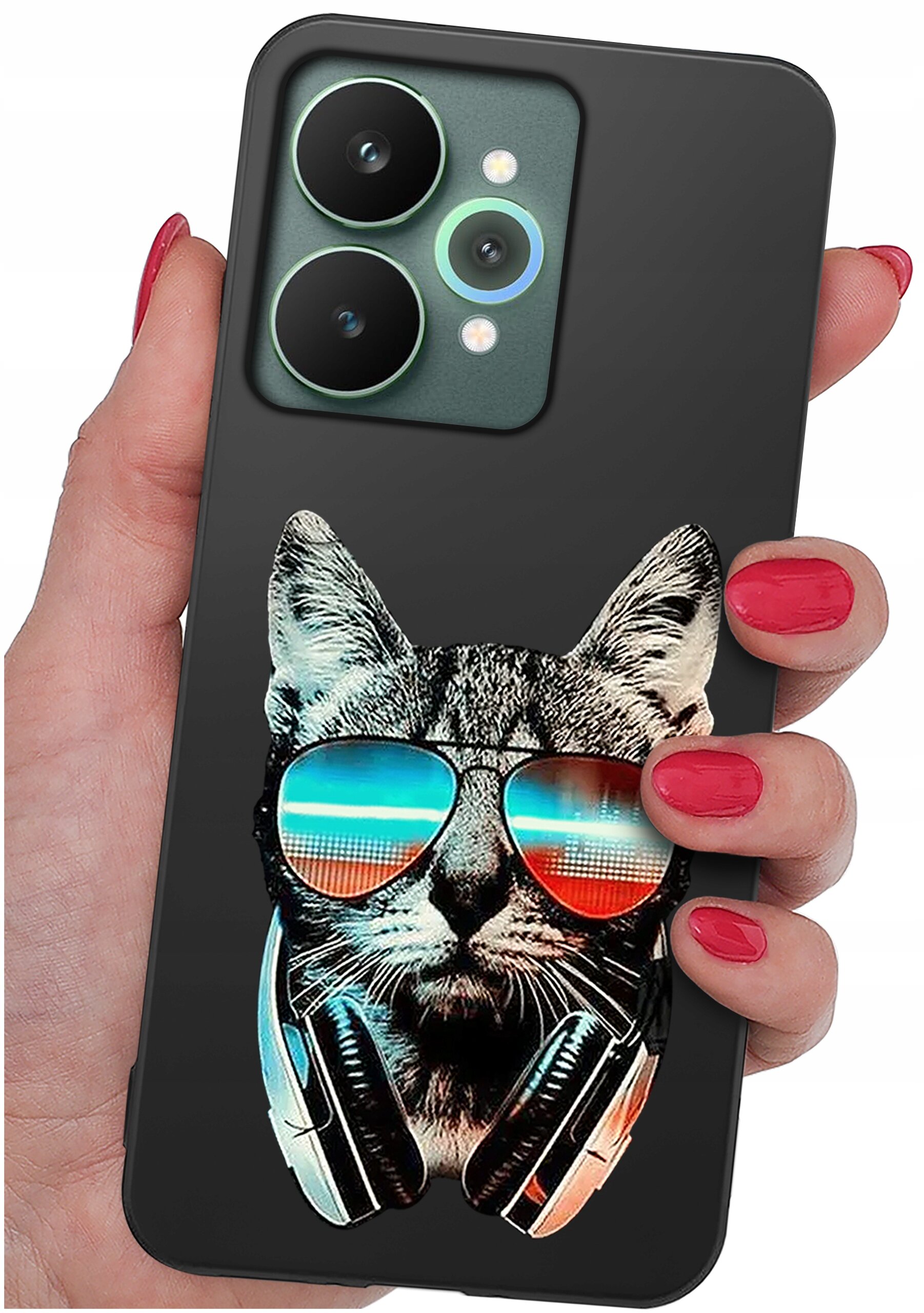 Etui na telefon z nadrukiem kota w okularach przeciwsłonecznych i słuchawkach. Etui jest trzymane w dłoni z pomalowanymi na czerwono paznokciami.