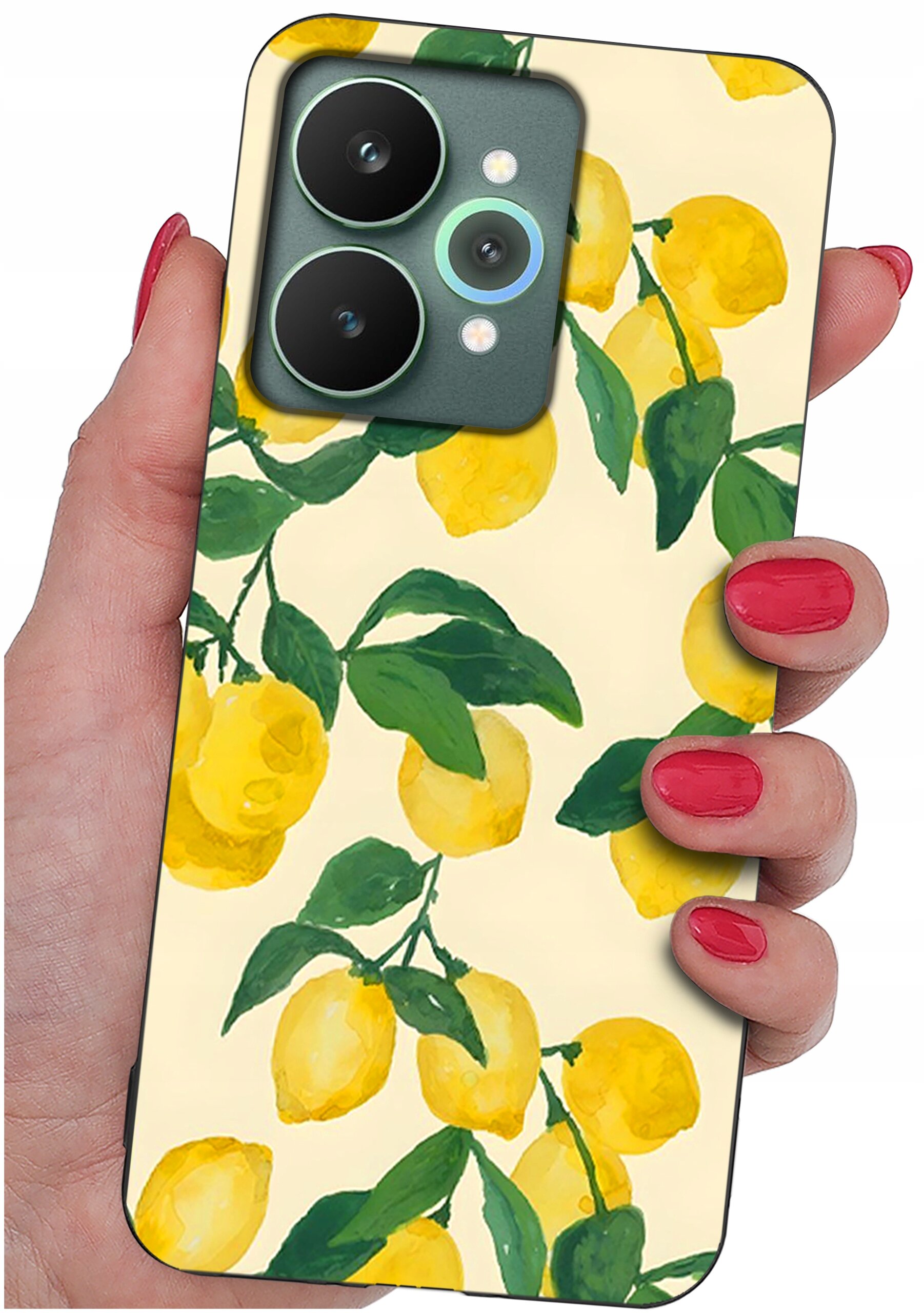 Etui na telefon z wzorem cytryn i zielonych liści, trzymane w dłoni z pomalowanymi na czerwono paznokciami. Aparat telefonu ma trzy obiektywy i jest umieszczony w lewym górnym rogu etui.