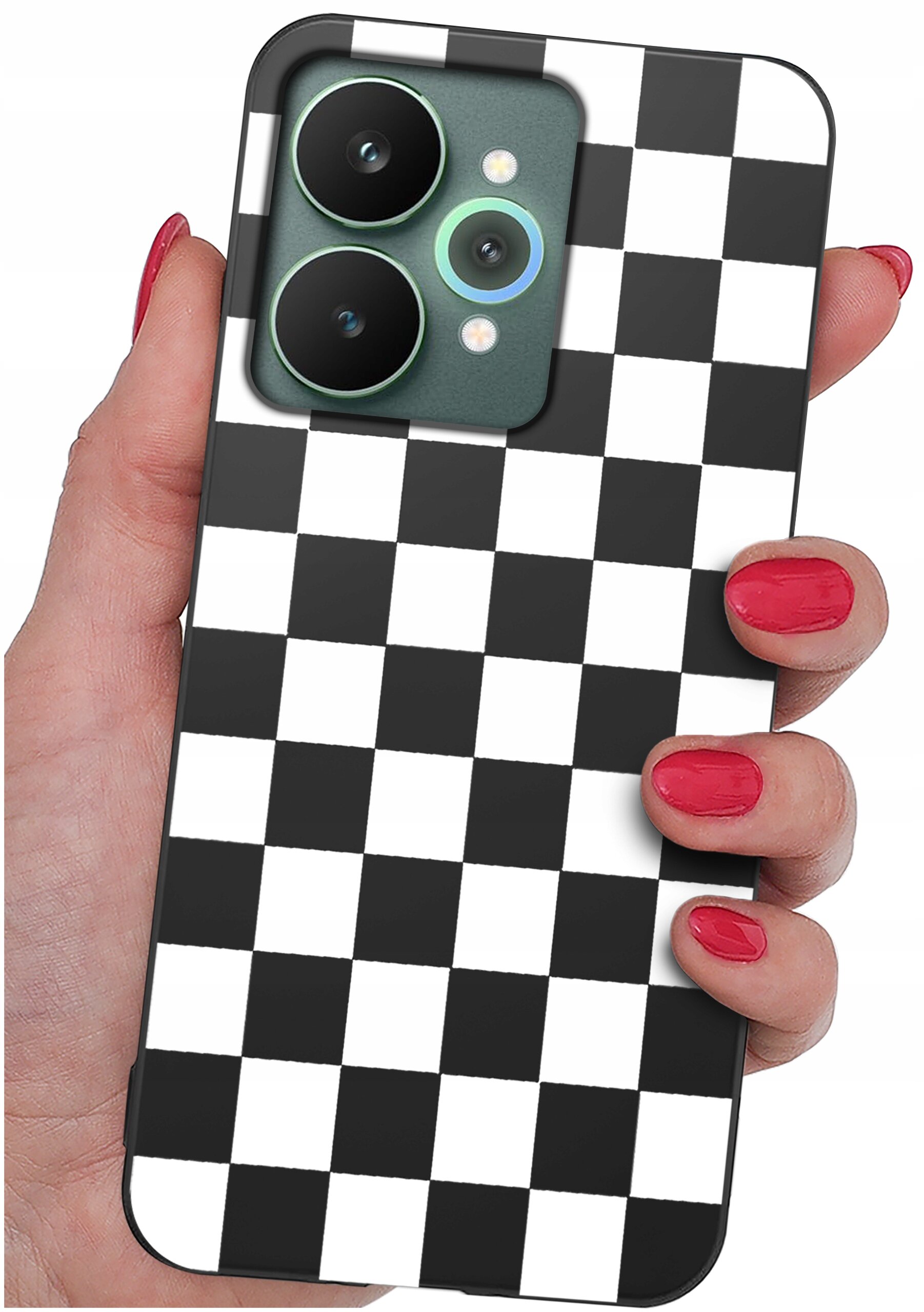 Osoba trzyma telefon w etui z czarno-białym wzorem szachownicy. Etui ma wycięcia na aparat z trzema obiektywami.