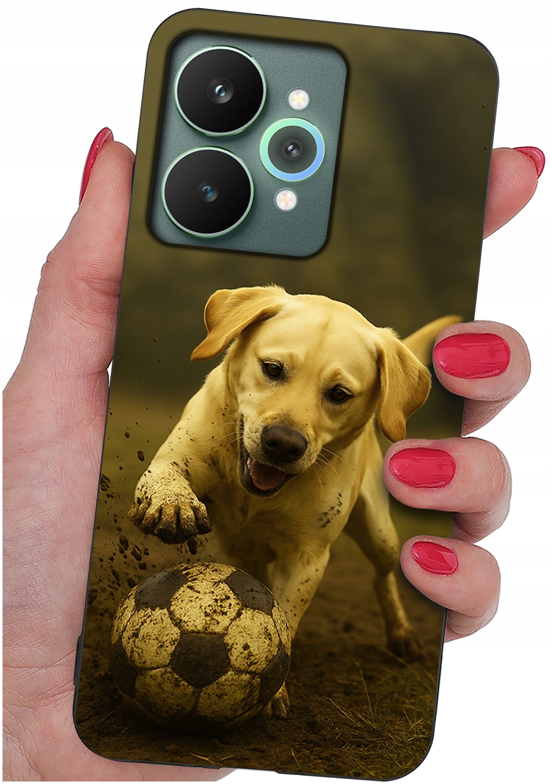 Etui na telefon z nadrukiem psa bawiącego się piłką, trzymane w dłoni z pomalowanymi na czerwono paznokciami.
