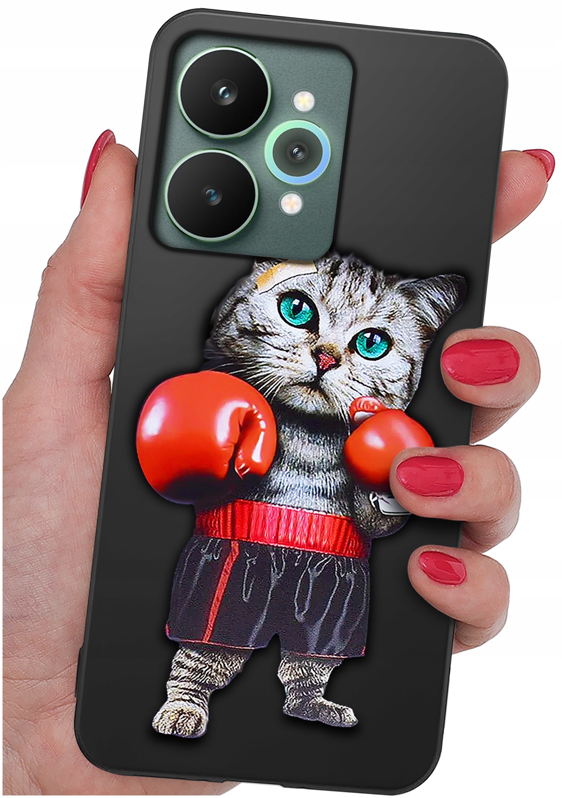 Etui na telefon z nadrukiem kota w rękawicach bokserskich i spódniczce, trzymane w dłoni z pomalowanymi na czerwono paznokciami.