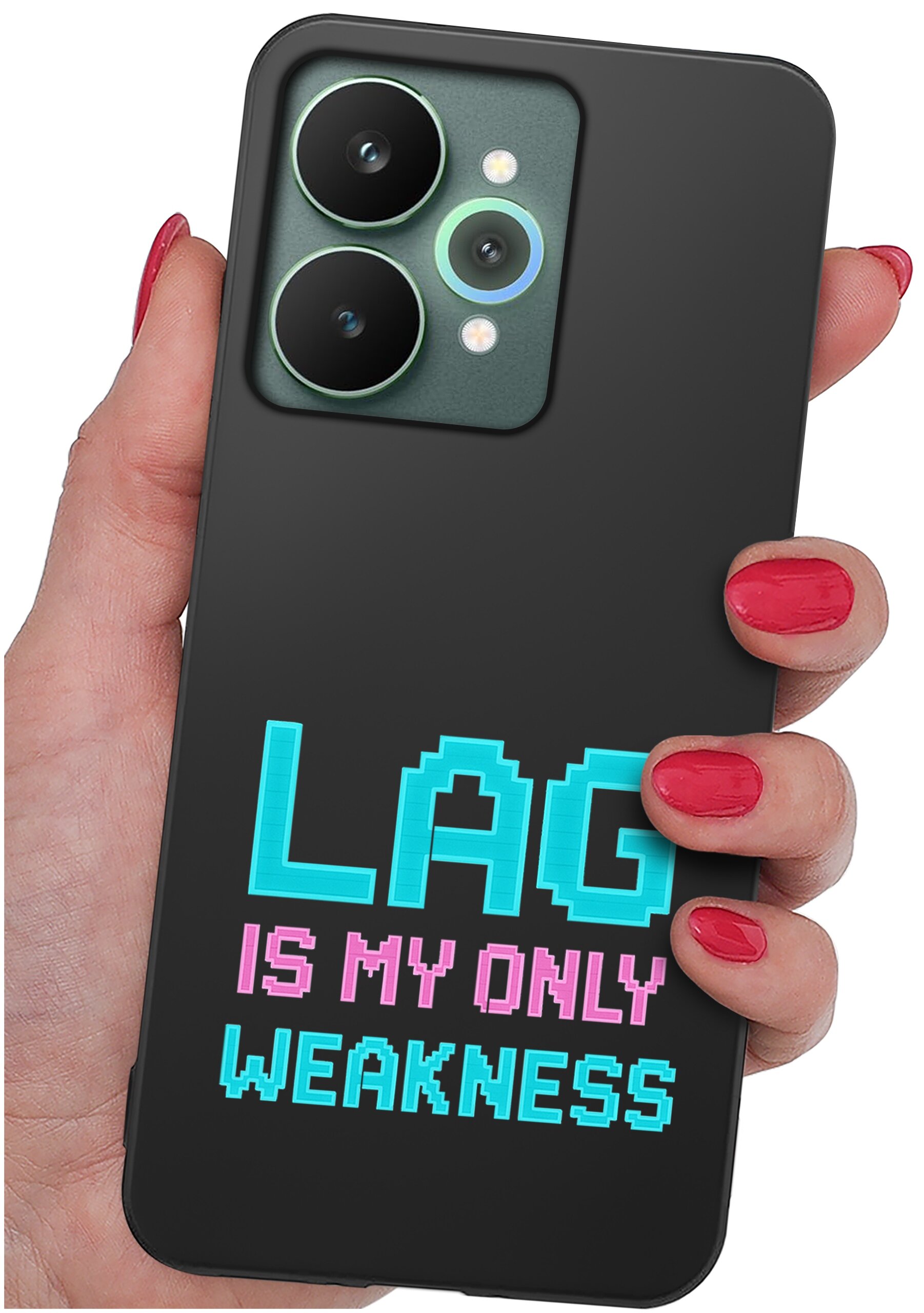 Czarna obudowa telefonu z napisem \'LAG IS MY ONLY WEAKNESS\' w stylu pikselowym. Obudowa jest trzymana w dłoni z pomalowanymi na czerwono paznokciami.