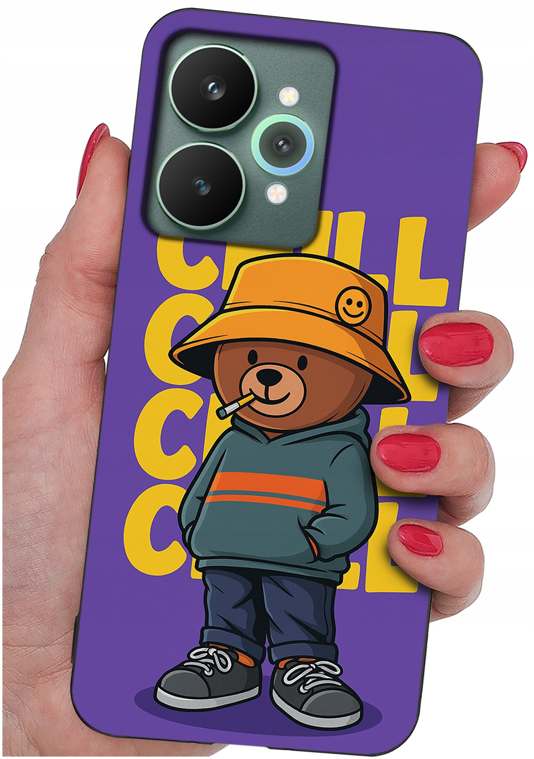 Etui na telefon z fioletowym tłem, przedstawiające misia w pomarańczowym kapeluszu i zielonej bluzie, z napisem \'CHILL\' w tle.