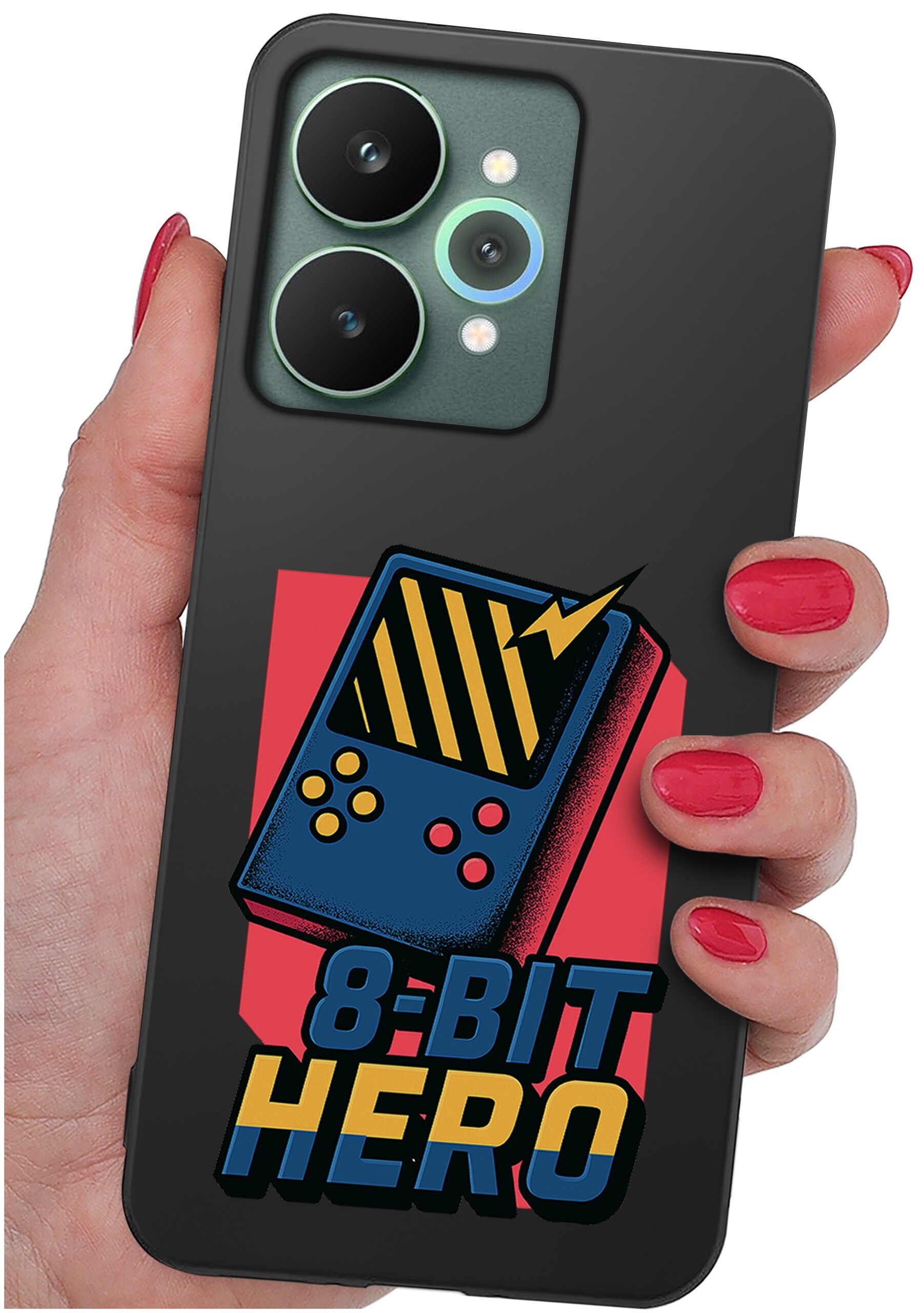 Osoba trzyma telefon z czarnym etui, na którym znajduje się kolorowy nadruk przedstawiający retro konsolę do gier z napisem \'8-BIT HERO\'.
