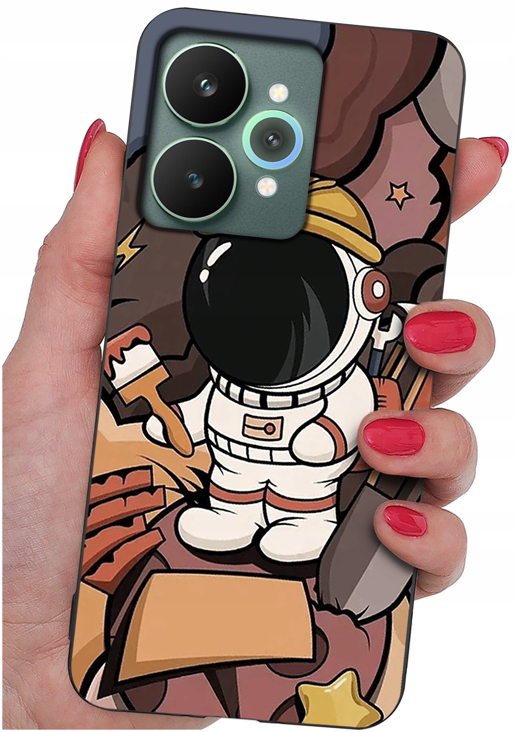 Etui na telefon z kolorowym wzorem przedstawiającym postać astronauty trzymającego pędzel, na tle kosmicznego krajobrazu. Etui jest trzymane w dłoni z pomalowanymi na czerwono paznokciami.