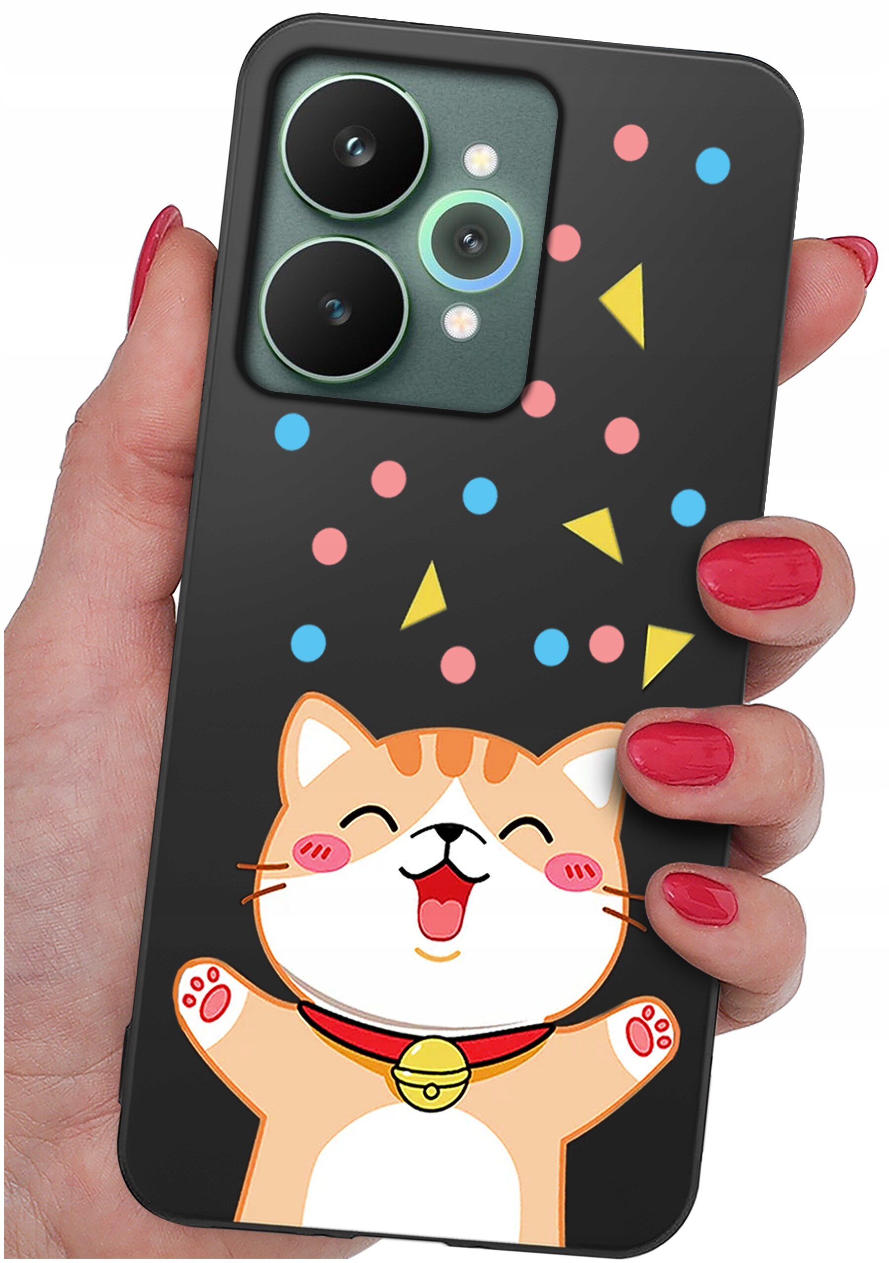 Etui na telefon z grafiką uśmiechniętego kota i kolorowymi kropkami oraz trójkątami na czarnym tle. Etui jest trzymane w dłoni z pomalowanymi na czerwono paznokciami.