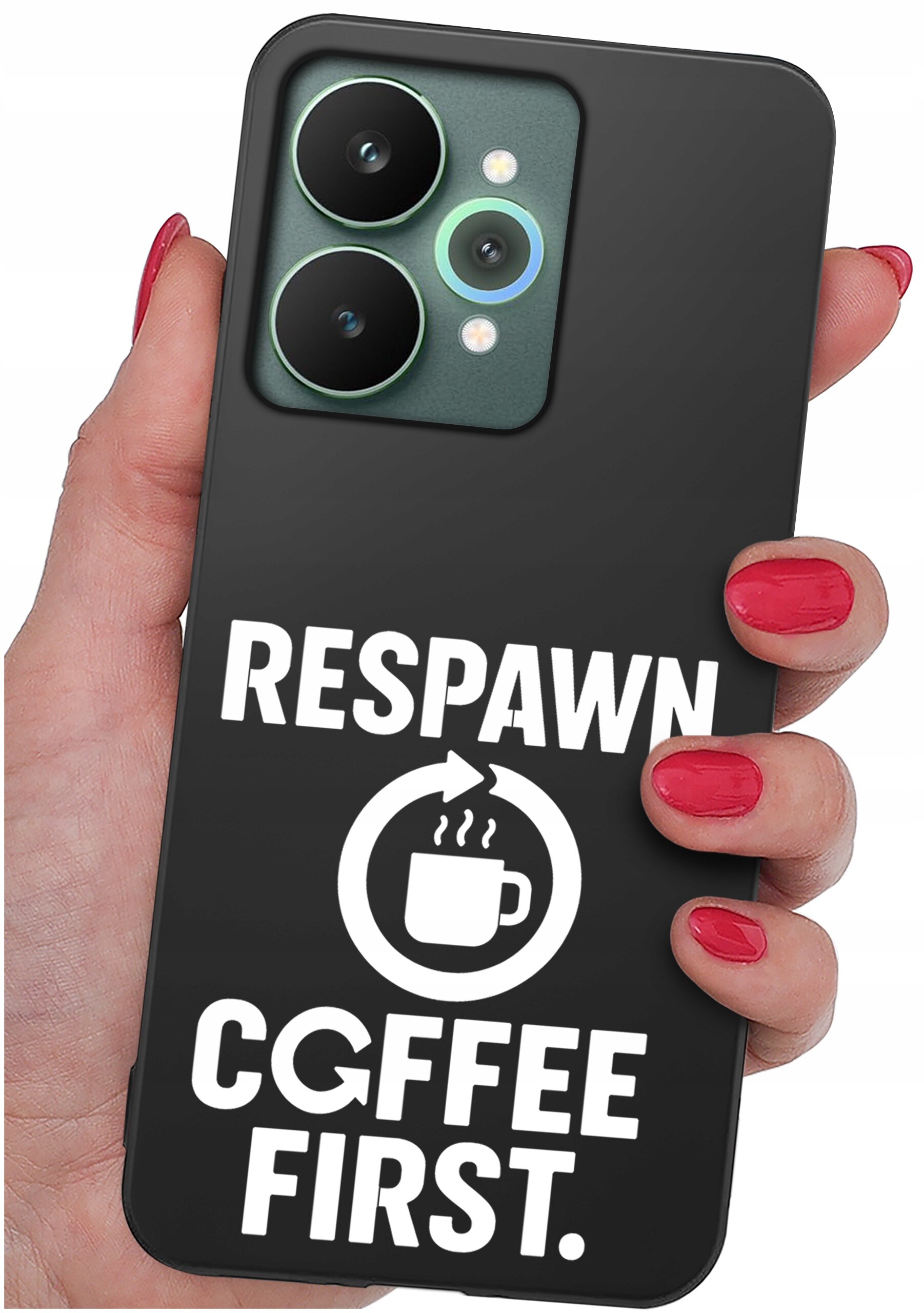 Osoba trzyma czarne etui na telefon z napisem \'RESPAWN CGFFEE FIRST.\' oraz symbolem filiżanki z parą. Etui ma wycięcia na dwa duże obiektywy aparatu i dwa mniejsze elementy.
