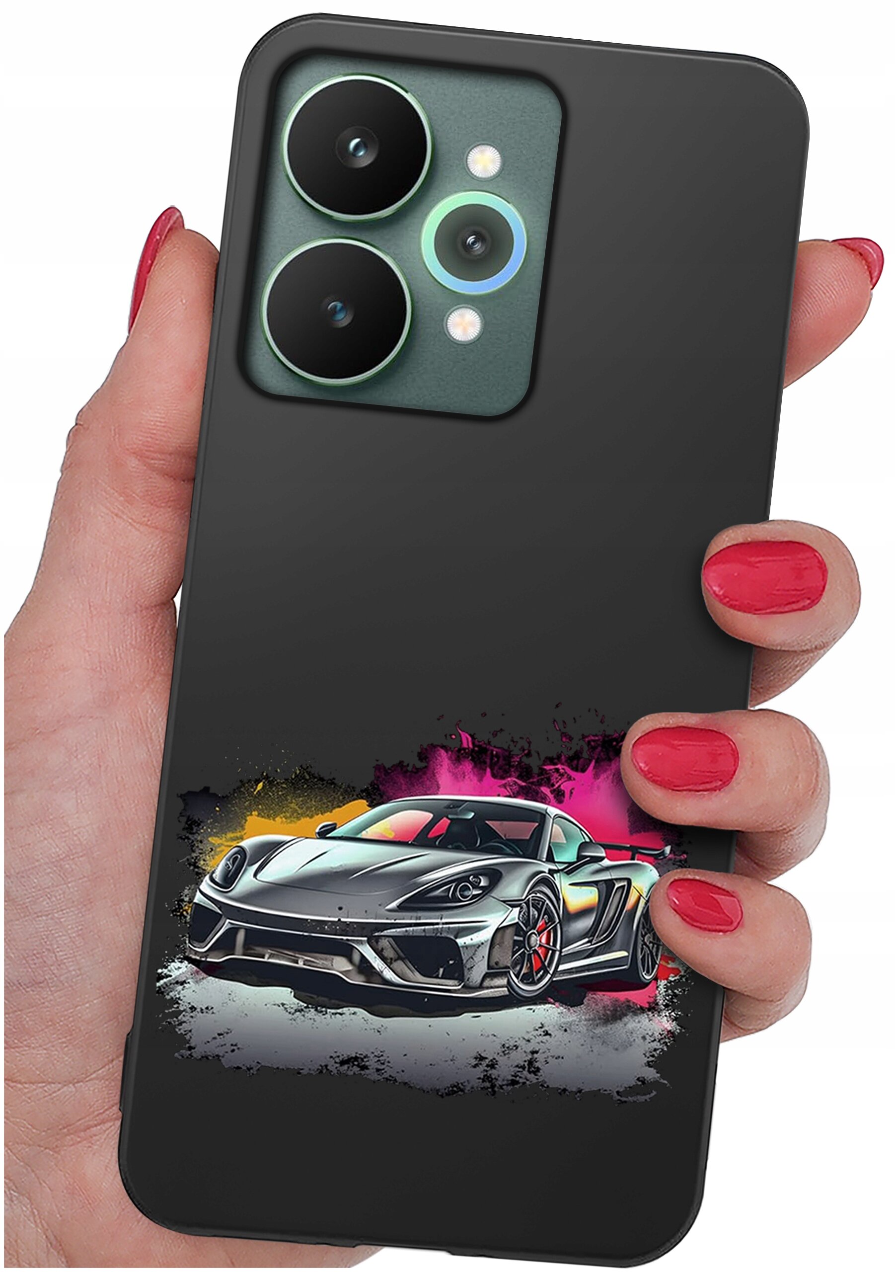 Osoba trzyma czarne etui na telefon z nadrukiem sportowego samochodu na tle kolorowych plam. Etui ma wycięcia na dwa duże obiektywy aparatu.