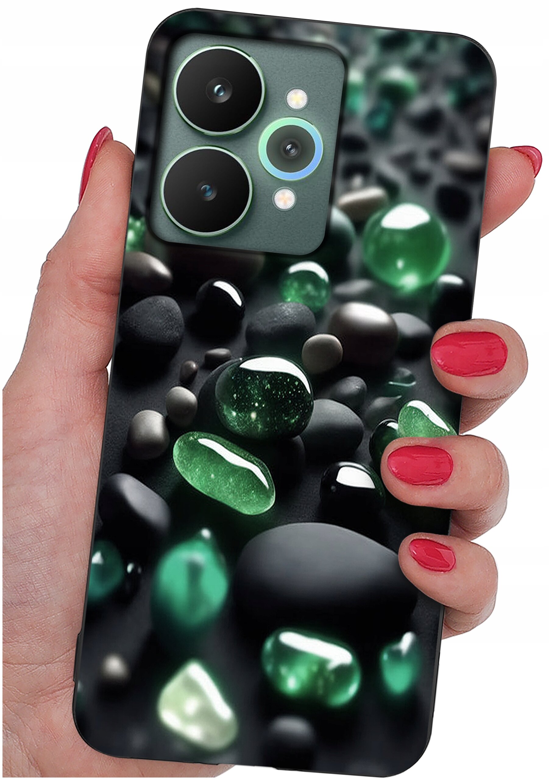 Osoba trzyma telefon z etui ozdobionym wzorem przedstawiającym zielone i czarne kamienie. Etui ma wycięcia na dwa duże obiektywy aparatu i dwa mniejsze elementy.