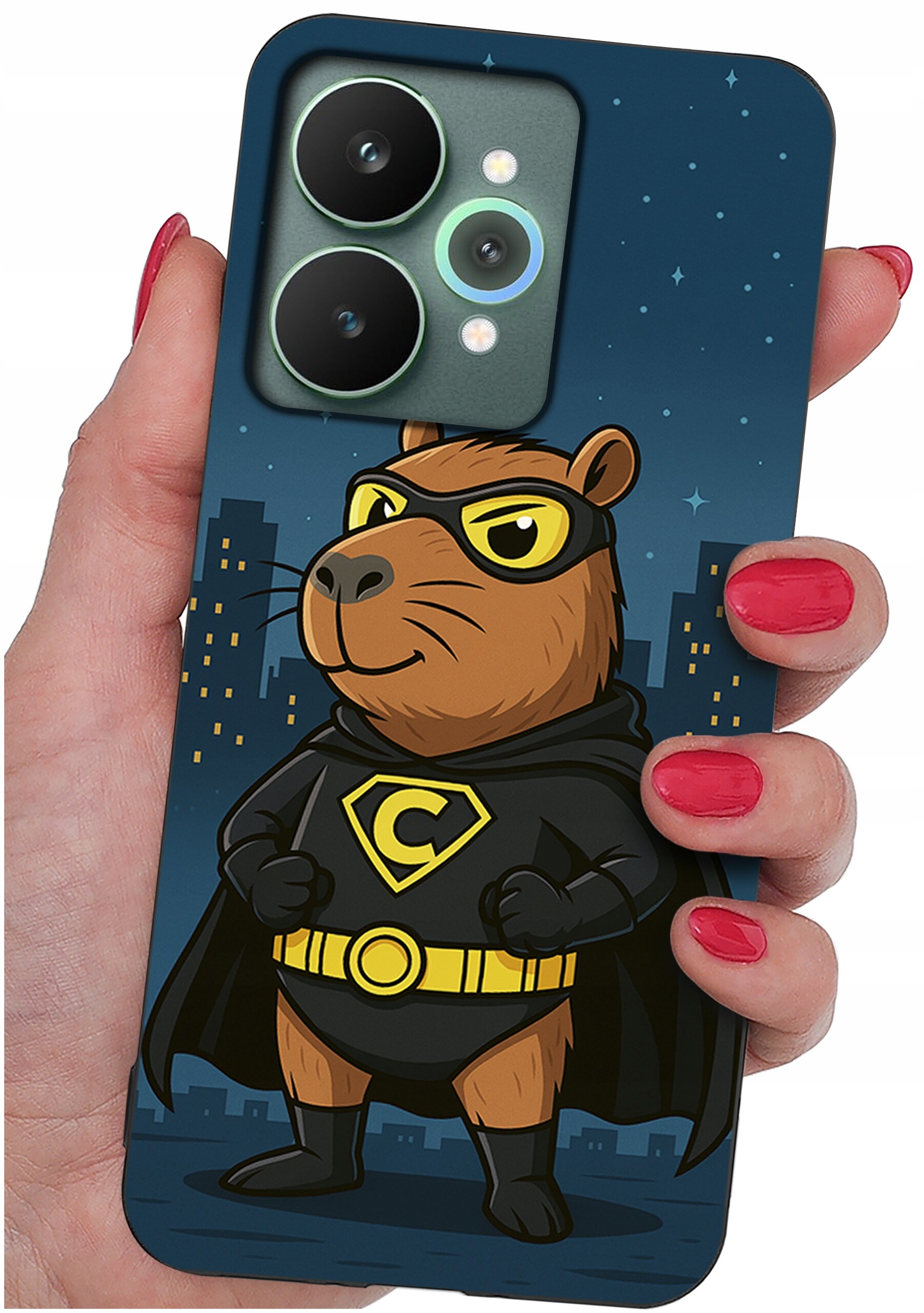 Etui na telefon z nadrukiem postaci przypominającej superbohatera w stroju z literą \'C\' na piersi. Tło przedstawia nocne miasto z gwiazdami na niebie.