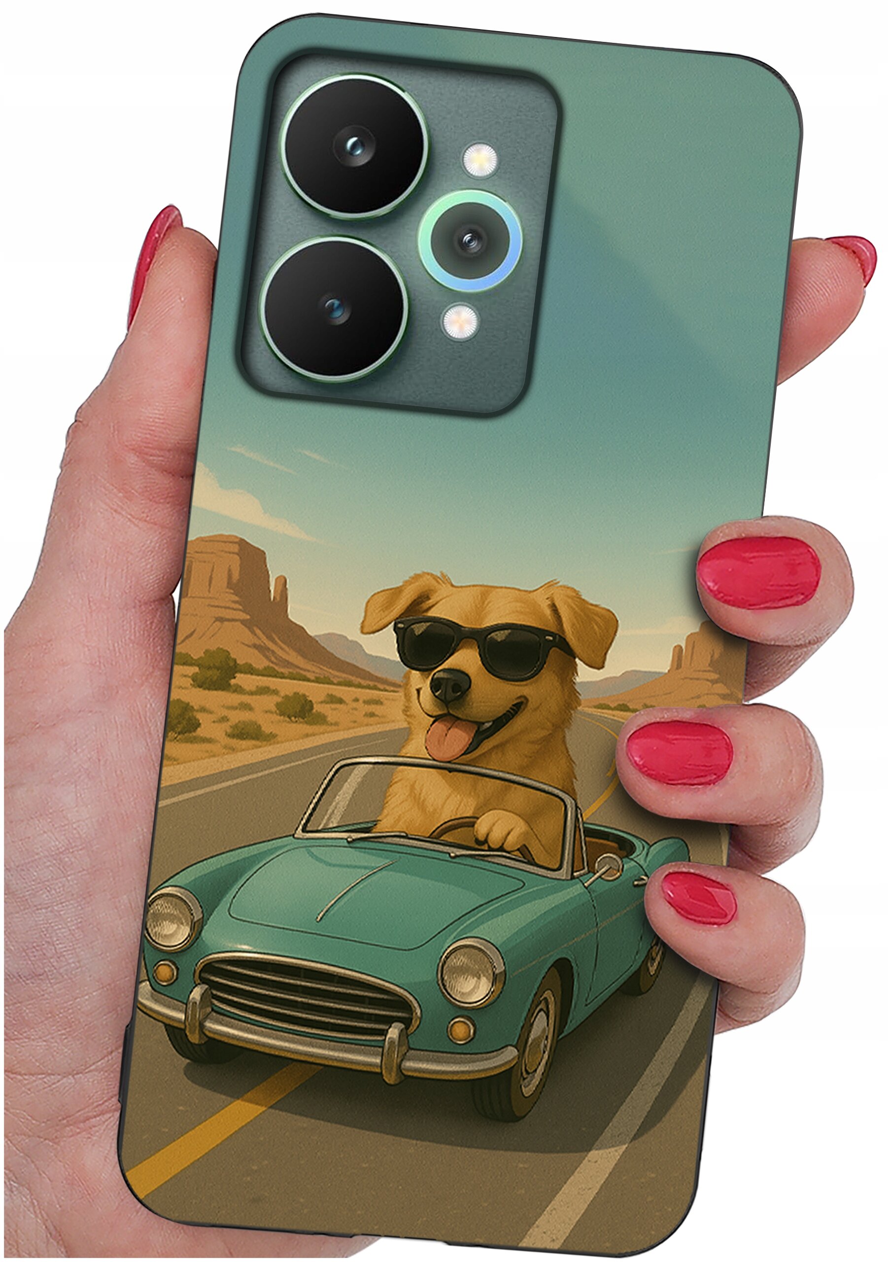 Etui na telefon z grafiką przedstawiającą psa w okularach przeciwsłonecznych, prowadzącego niebieski kabriolet na tle pustynnego krajobrazu. Etui jest trzymane w dłoni z pomalowanymi na czerwono paznokciami.