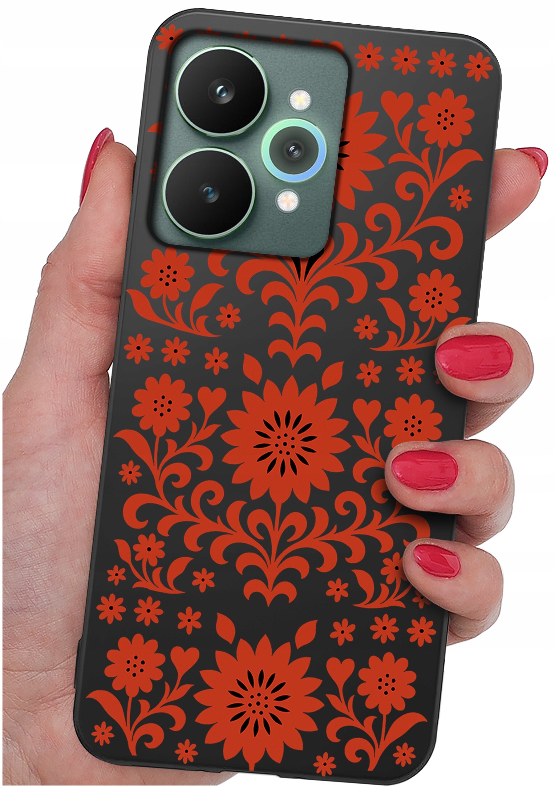 Osoba trzyma telefon w etui z czarnym tłem i czerwonym wzorem kwiatowym. Etui ma wycięcia na dwa duże obiektywy aparatu i lampę błyskową.