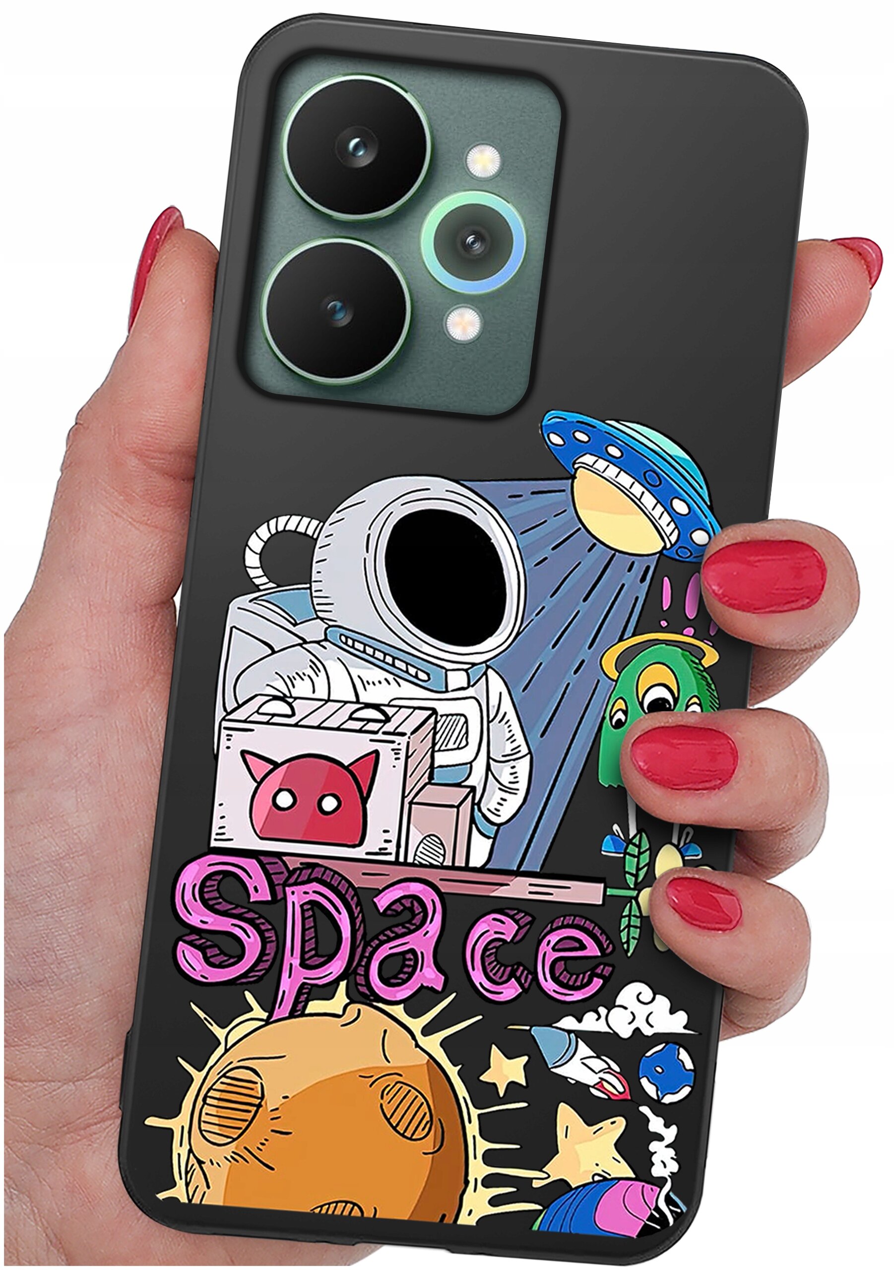 Etui na telefon z kolorowym nadrukiem przedstawiającym astronautę, UFO, planetę i napis \'Space\'. Etui trzymane jest w dłoni z pomalowanymi na czerwono paznokciami.