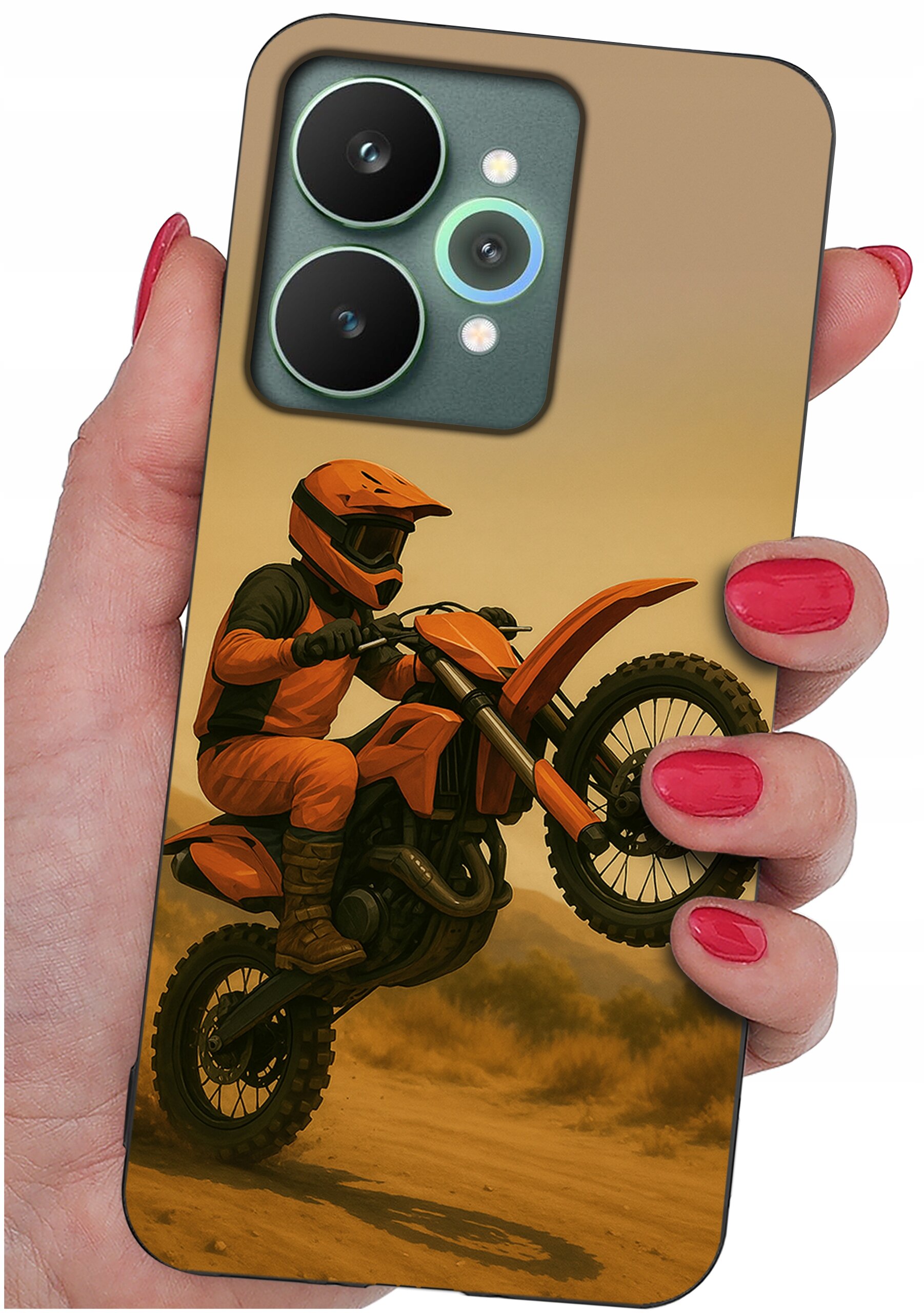 Etui na telefon z nadrukiem motocyklisty w pomarańczowym stroju na motocyklu w terenie, trzymane w dłoni z pomalowanymi na czerwono paznokciami. Widoczne są trzy otwory na aparaty fotograficzne telefonu.