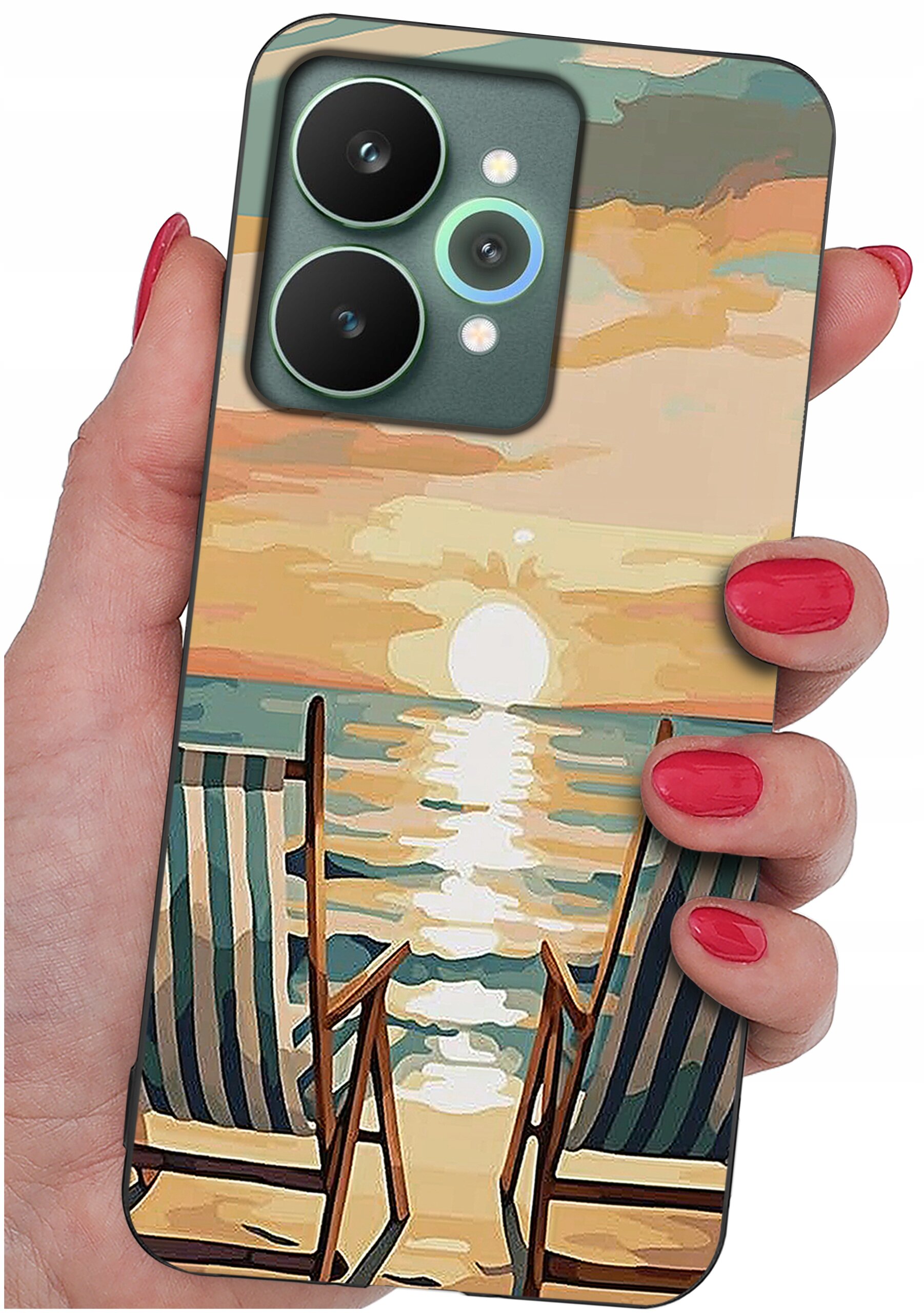 Etui na telefon z nadrukiem przedstawiającym zachód słońca nad morzem z dwoma leżakami na plaży. Etui jest trzymane w dłoni z pomalowanymi na czerwono paznokciami.
