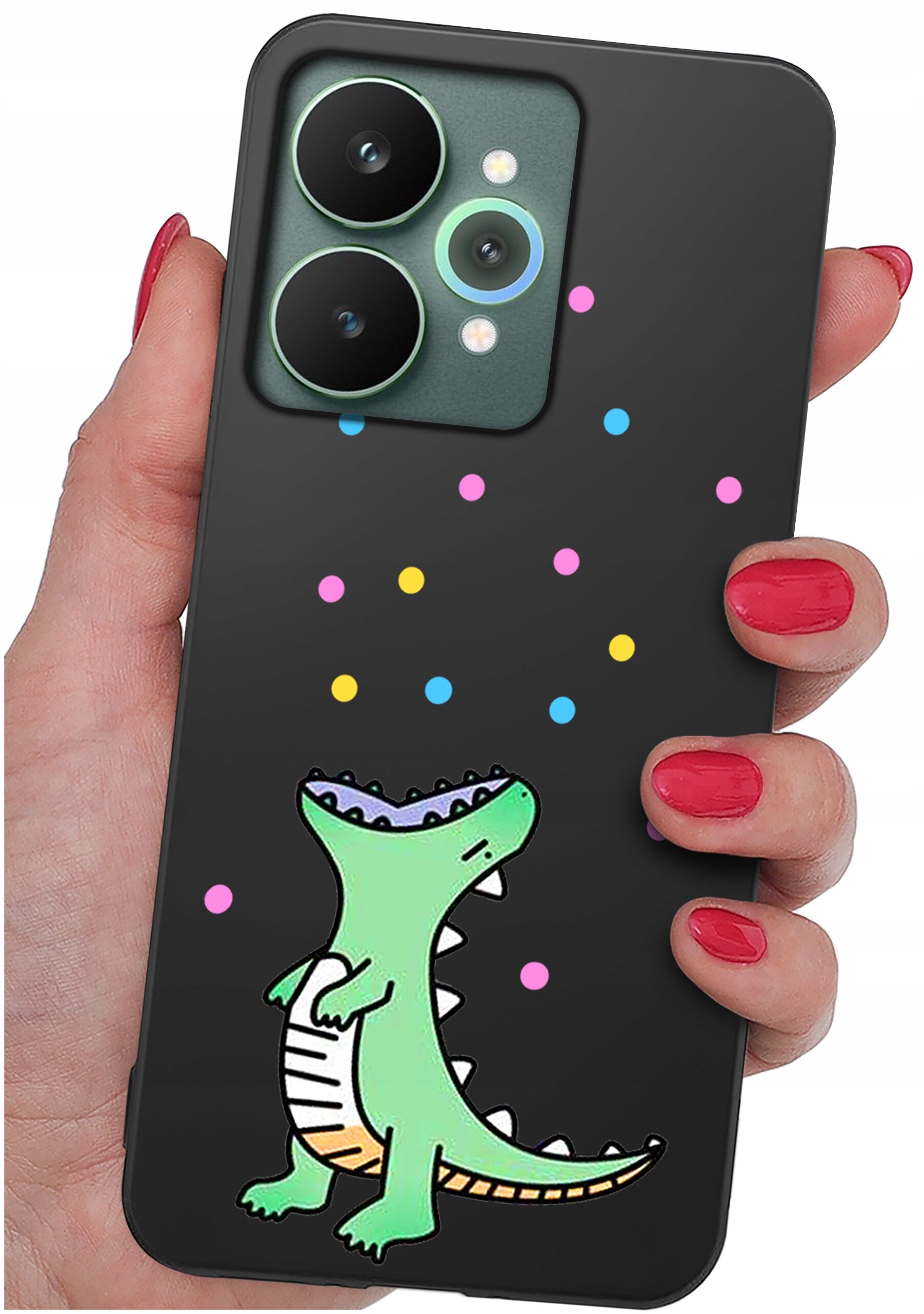 Czarna obudowa telefonu z kolorowym wzorem przedstawiającym zielonego dinozaura i kolorowe kropki. Obudowa jest trzymana w dłoni z pomalowanymi na czerwono paznokciami.