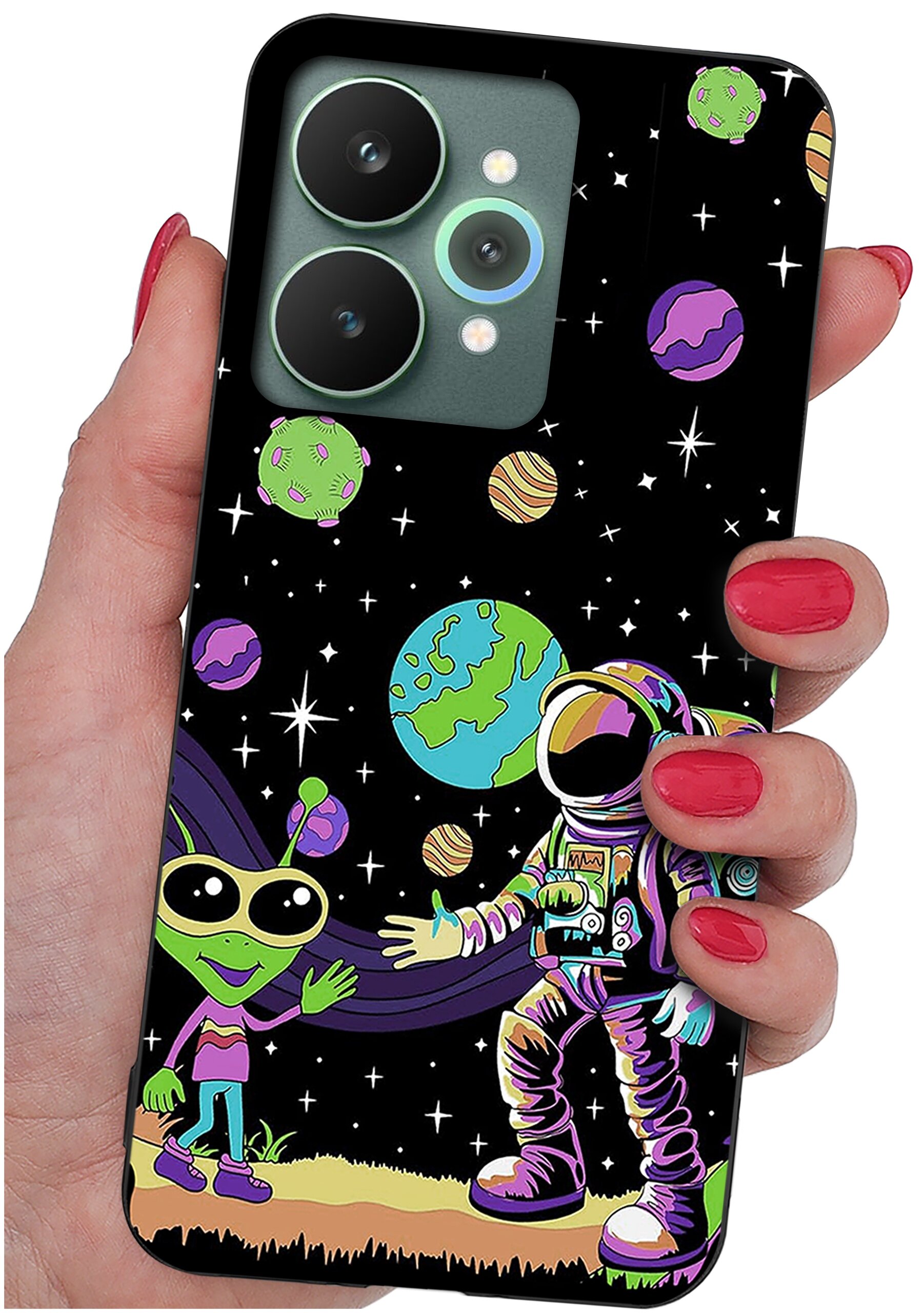 Etui na telefon z kolorowym wzorem przedstawiającym kosmonautę i zielonego kosmitę na tle kosmosu z planetami. Etui trzymane jest w dłoni z pomalowanymi na czerwono paznokciami.