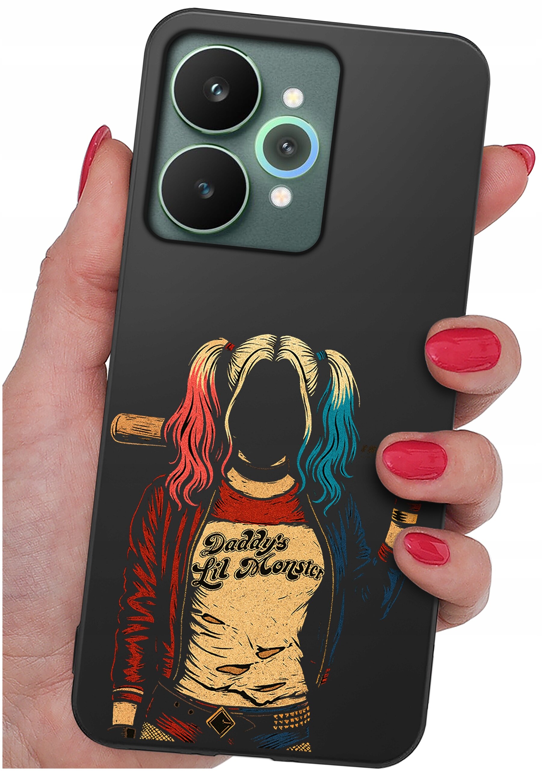 Etui na telefon z grafiką postaci w kolorowej kurtce i koszulce z napisem \'Daddy\'s Lil Monster\'. Etui trzymane jest w dłoni z pomalowanymi na czerwono paznokciami.