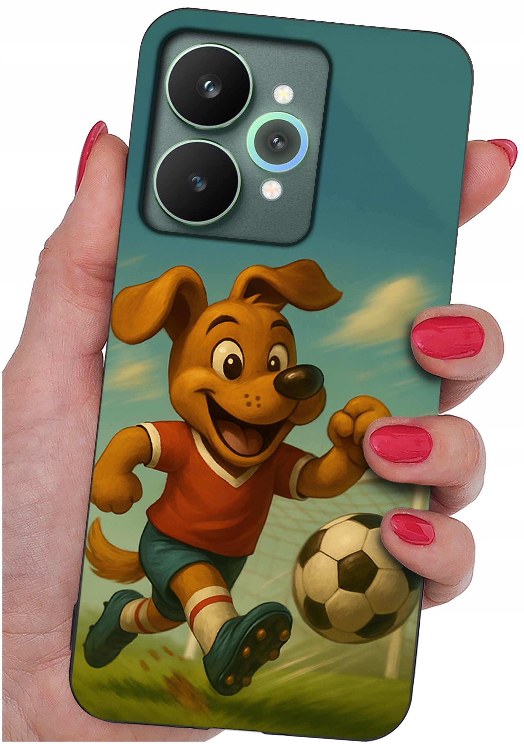 Etui na telefon z grafiką przedstawiającą rysunkowego psa w czerwonej koszulce, biegnącego z piłką na tle bramki. Etui trzymane jest w dłoni z pomalowanymi na czerwono paznokciami.