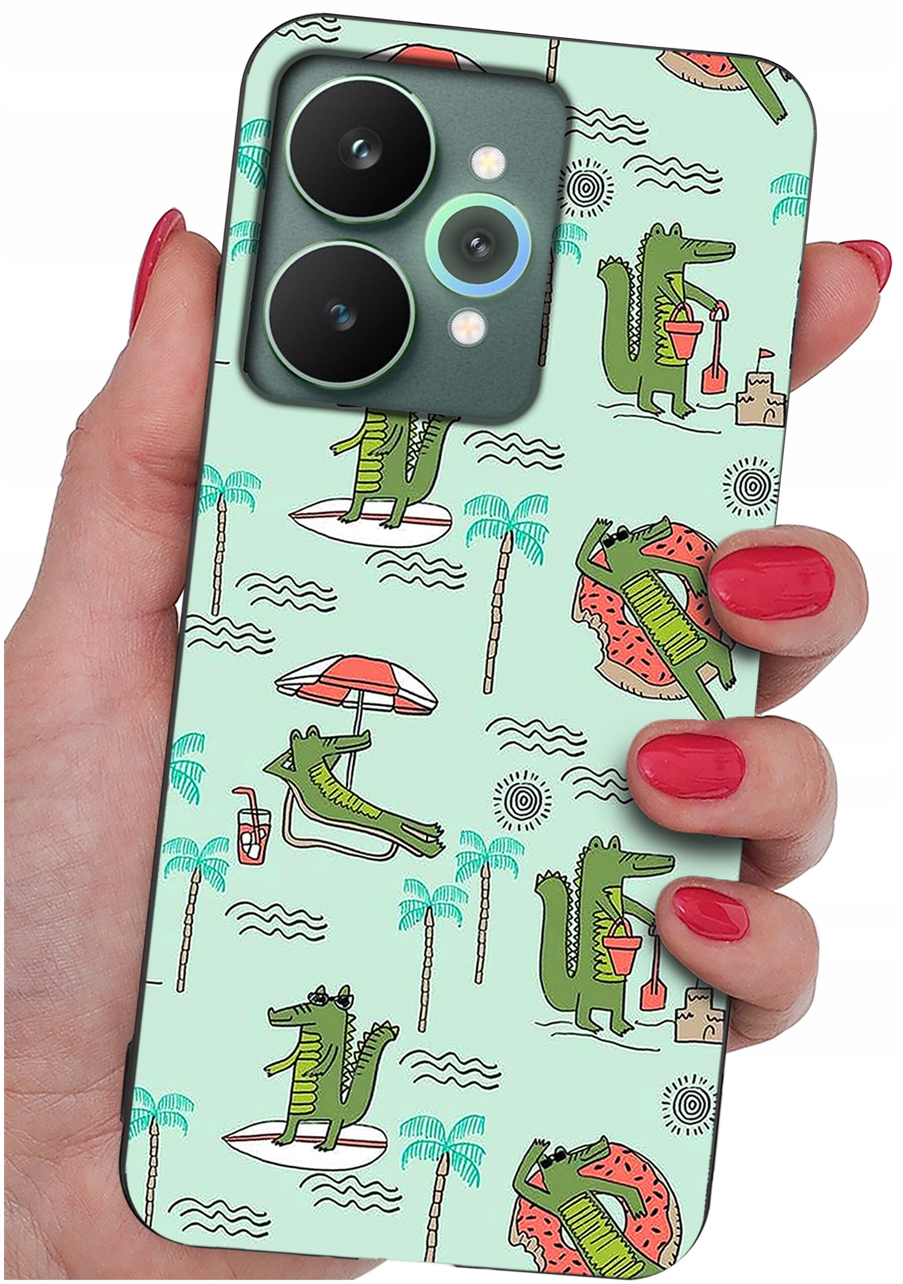 Etui na telefon z wzorem przedstawiającym zielone krokodyle w różnych wakacyjnych scenach, takich jak leżenie na plaży i trzymanie drinka. Etui jest trzymane w dłoni z pomalowanymi na czerwono paznokciami.