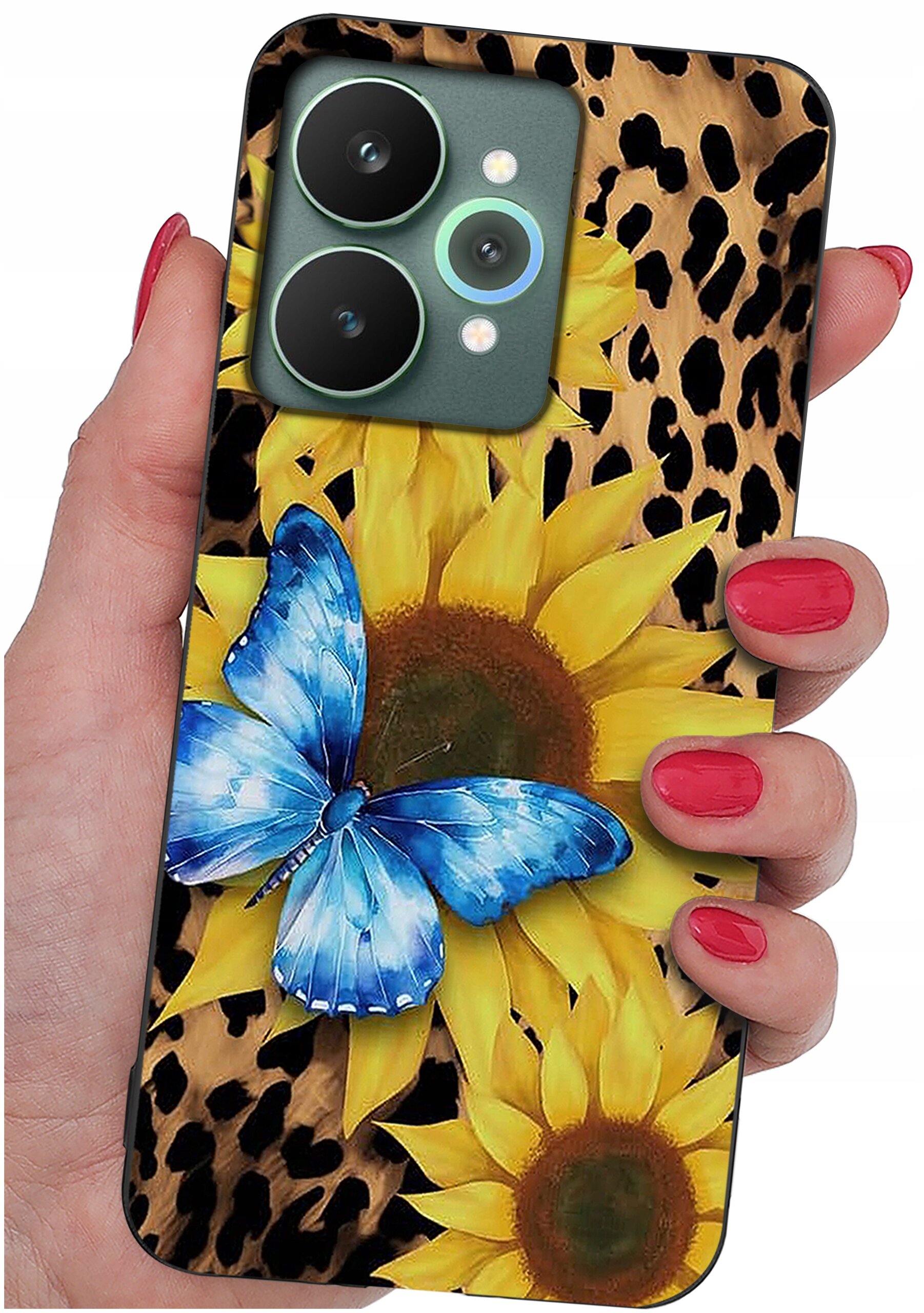 Etui na telefon z motywem niebieskiego motyla na tle słoneczników i wzoru przypominającego skórę lamparta. Etui trzymane jest w dłoni z pomalowanymi na czerwono paznokciami.